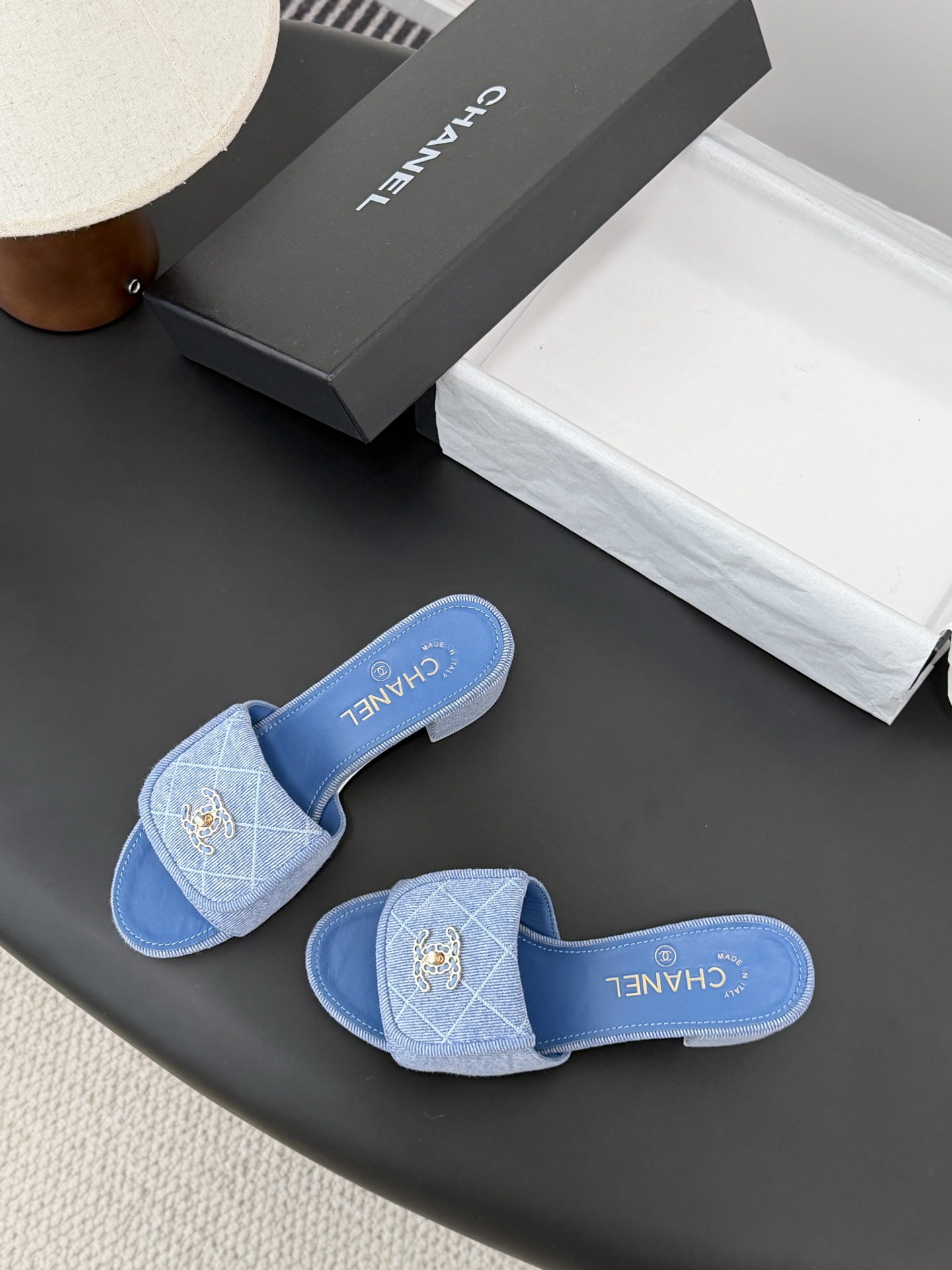 Chanel 26C新款书包扣拖鞋回归的经典书包扣设计 特别Vintage 复古味十足乐福鞋也长到了审美