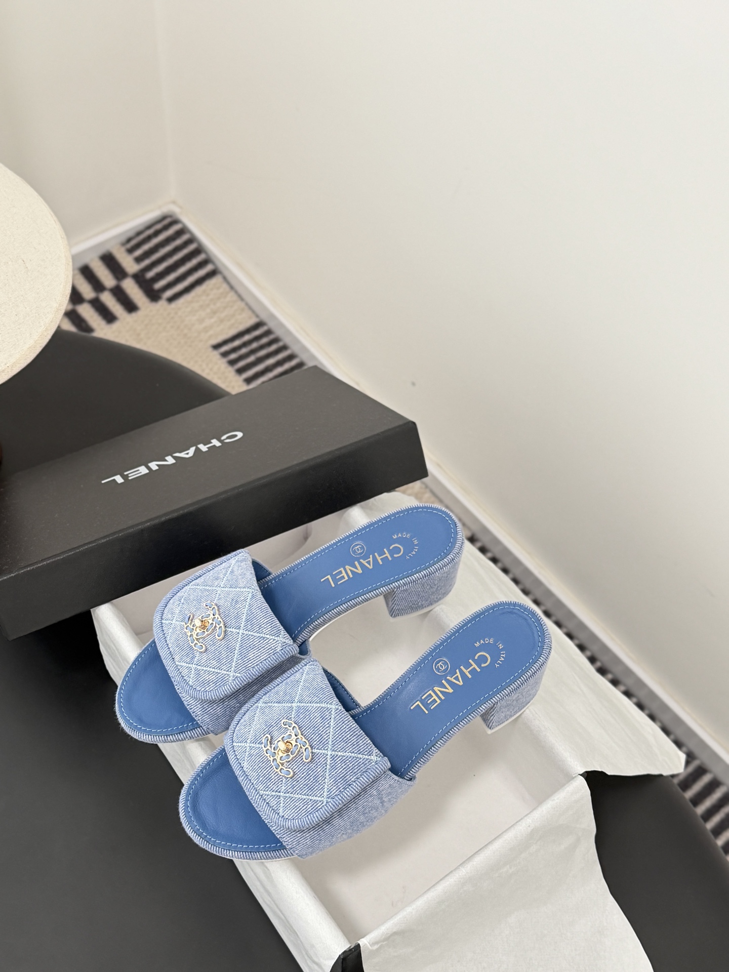 Chanel 26C新款书包扣拖鞋回归的经典书包扣设计 特别Vintage 复古味十足乐福鞋也长到了审美