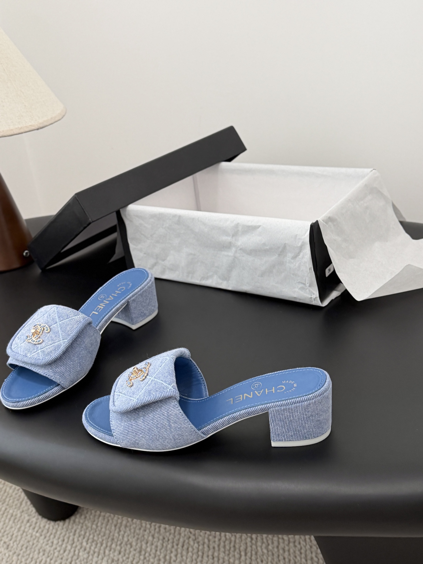Chanel 26C新款书包扣拖鞋回归的经典书包扣设计 特别Vintage 复古味十足乐福鞋也长到了审美