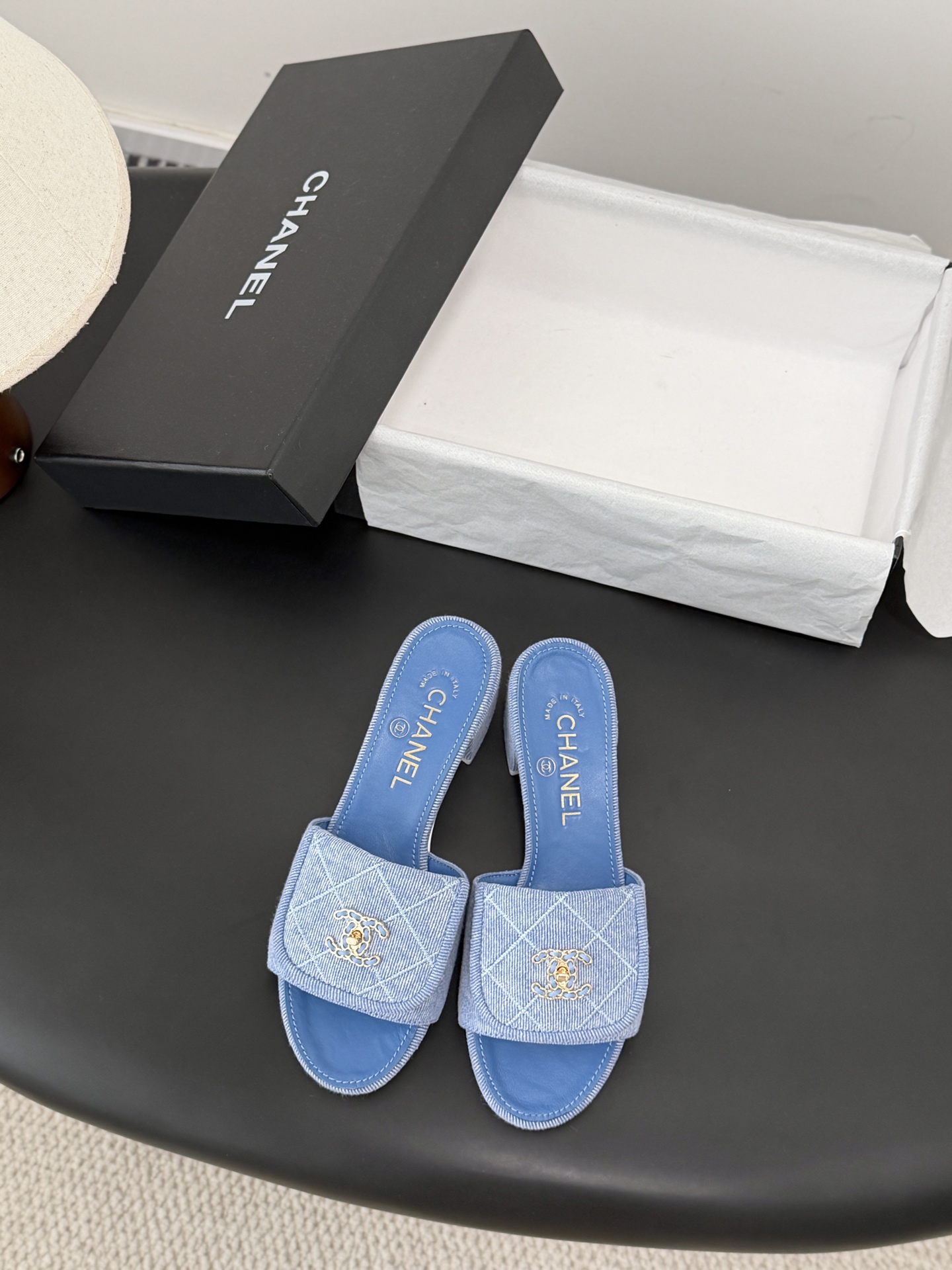 Chanel 26C新款书包扣拖鞋回归的经典书包扣设计 特别Vintage 复古味十足乐福鞋也长到了审美