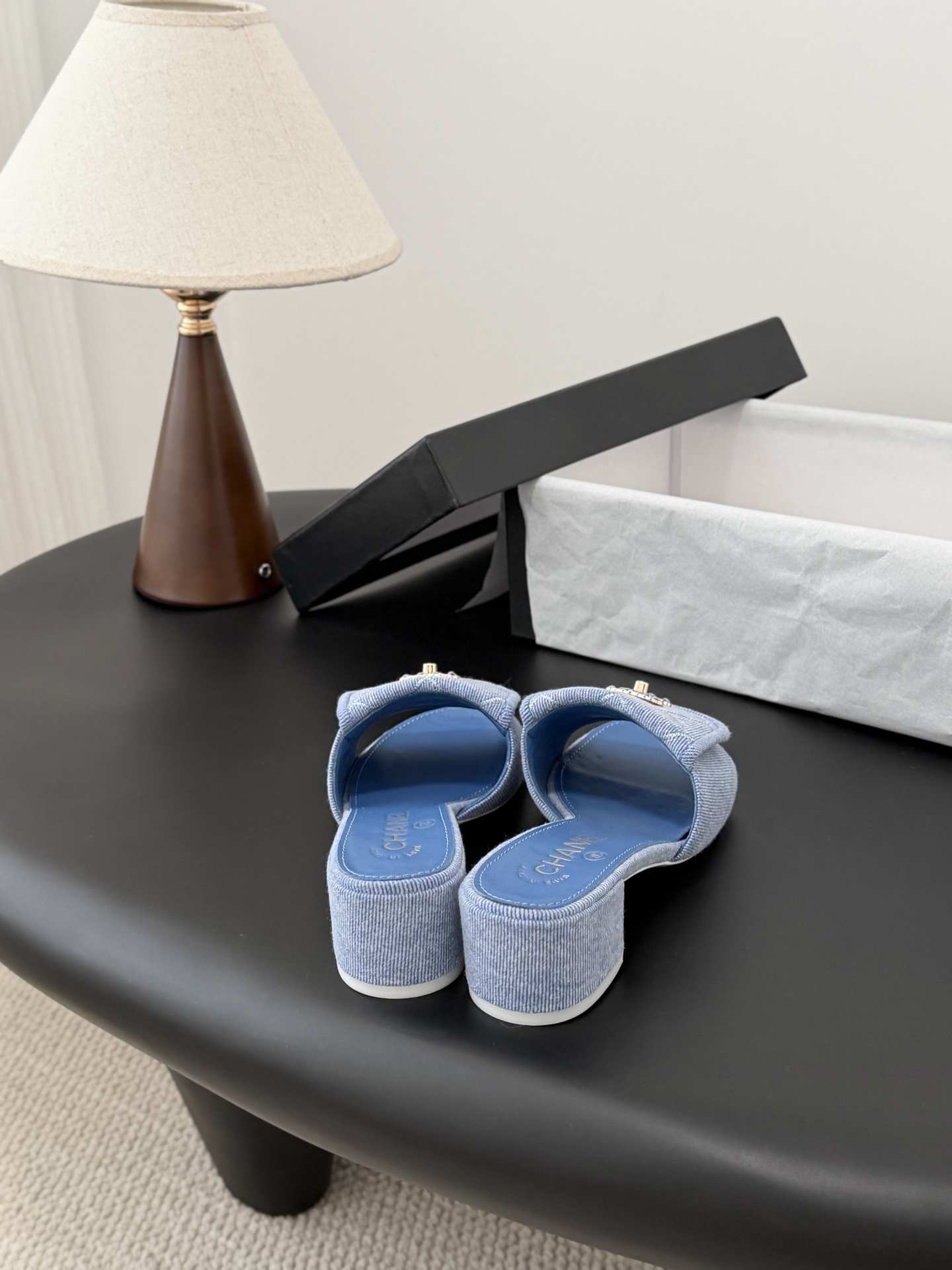 Chanel 26C新款书包扣拖鞋回归的经典书包扣设计 特别Vintage 复古味十足乐福鞋也长到了审美