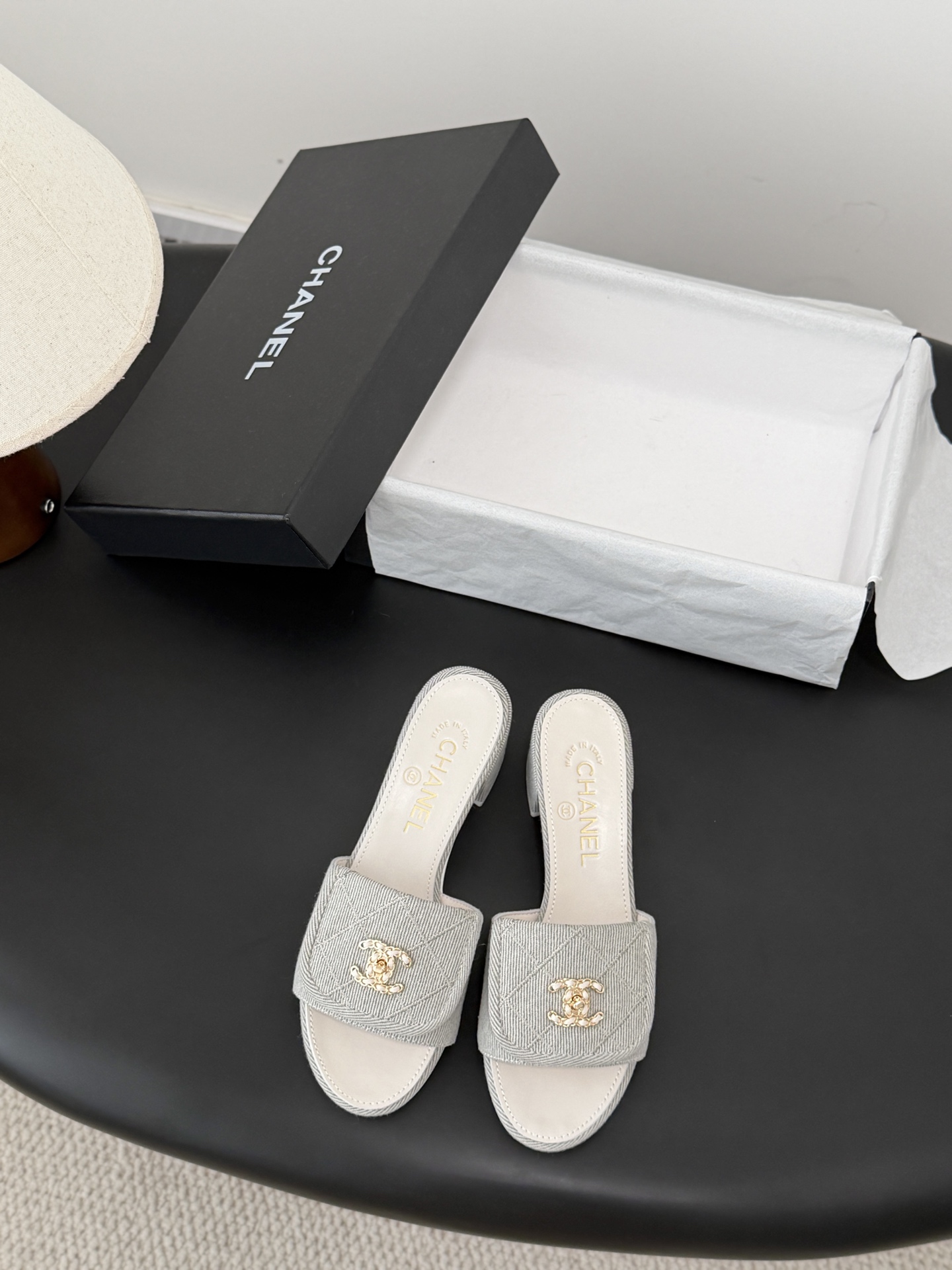 Chanel 26C新款书包扣拖鞋回归的经典书包扣设计 特别Vintage 复古味十足乐福鞋也长到了审美