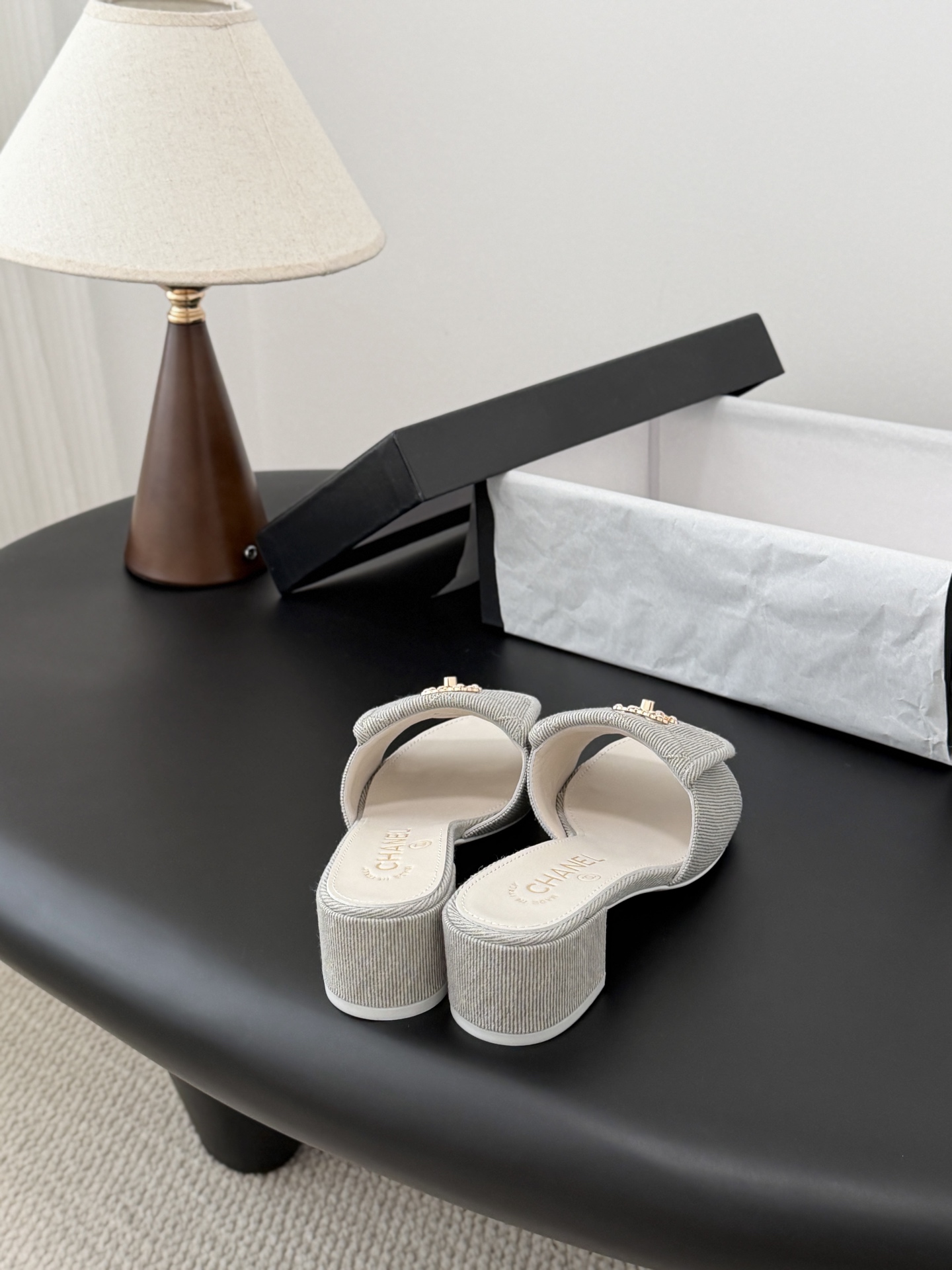 Chanel 26C新款书包扣拖鞋回归的经典书包扣设计 特别Vintage 复古味十足乐福鞋也长到了审美