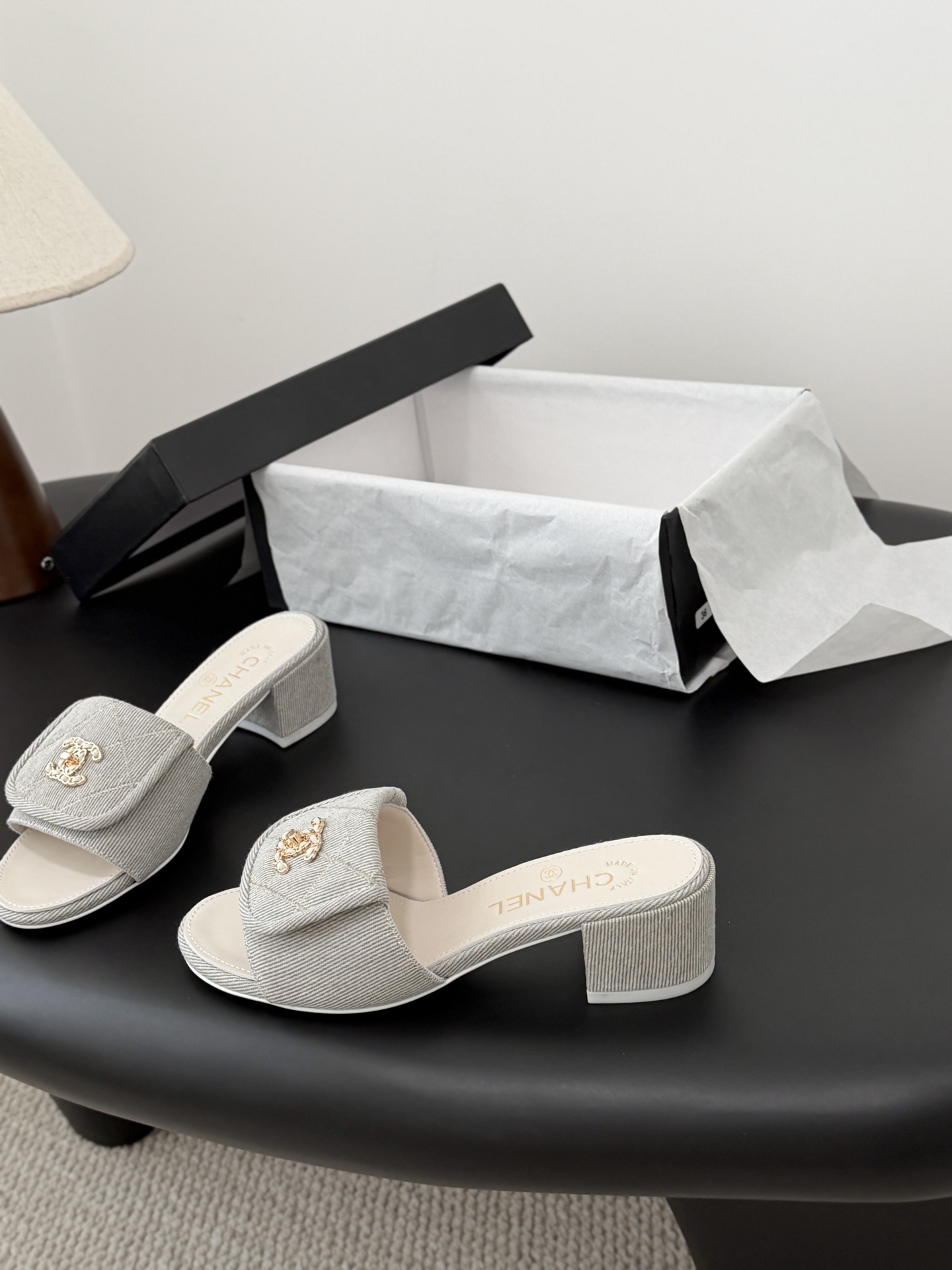 Chanel 26C新款书包扣拖鞋回归的经典书包扣设计 特别Vintage 复古味十足乐福鞋也长到了审美