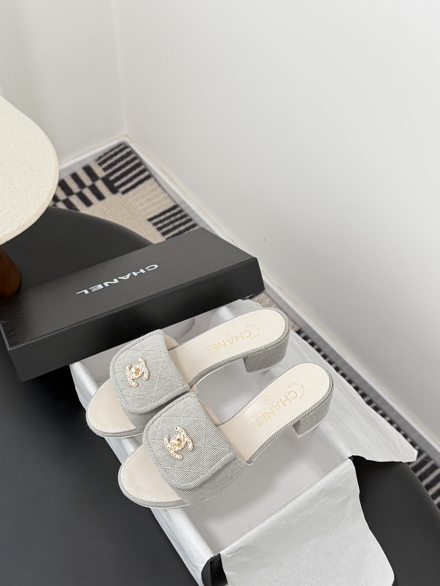 Chanel 26C新款书包扣拖鞋回归的经典书包扣设计 特别Vintage 复古味十足乐福鞋也长到了审美