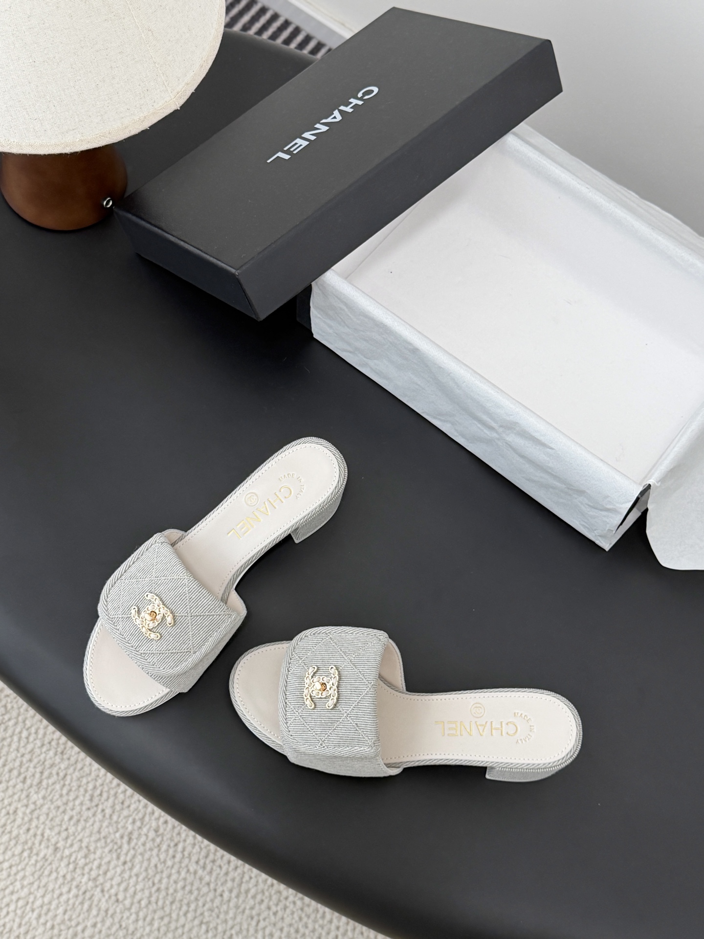 Chanel 26C新款书包扣拖鞋回归的经典书包扣设计 特别Vintage 复古味十足乐福鞋也长到了审美