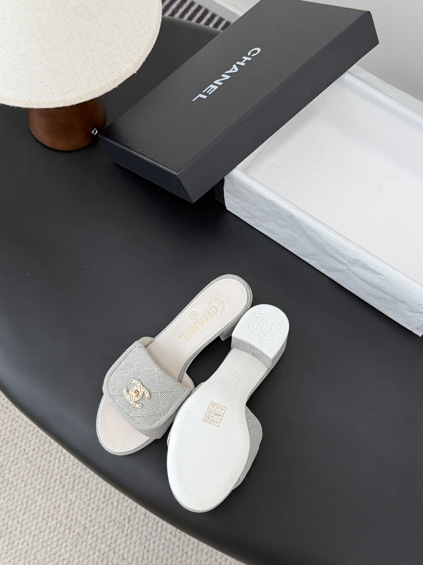 Chanel 26C新款书包扣拖鞋回归的经典书包扣设计 特别Vintage 复古味十足乐福鞋也长到了审美