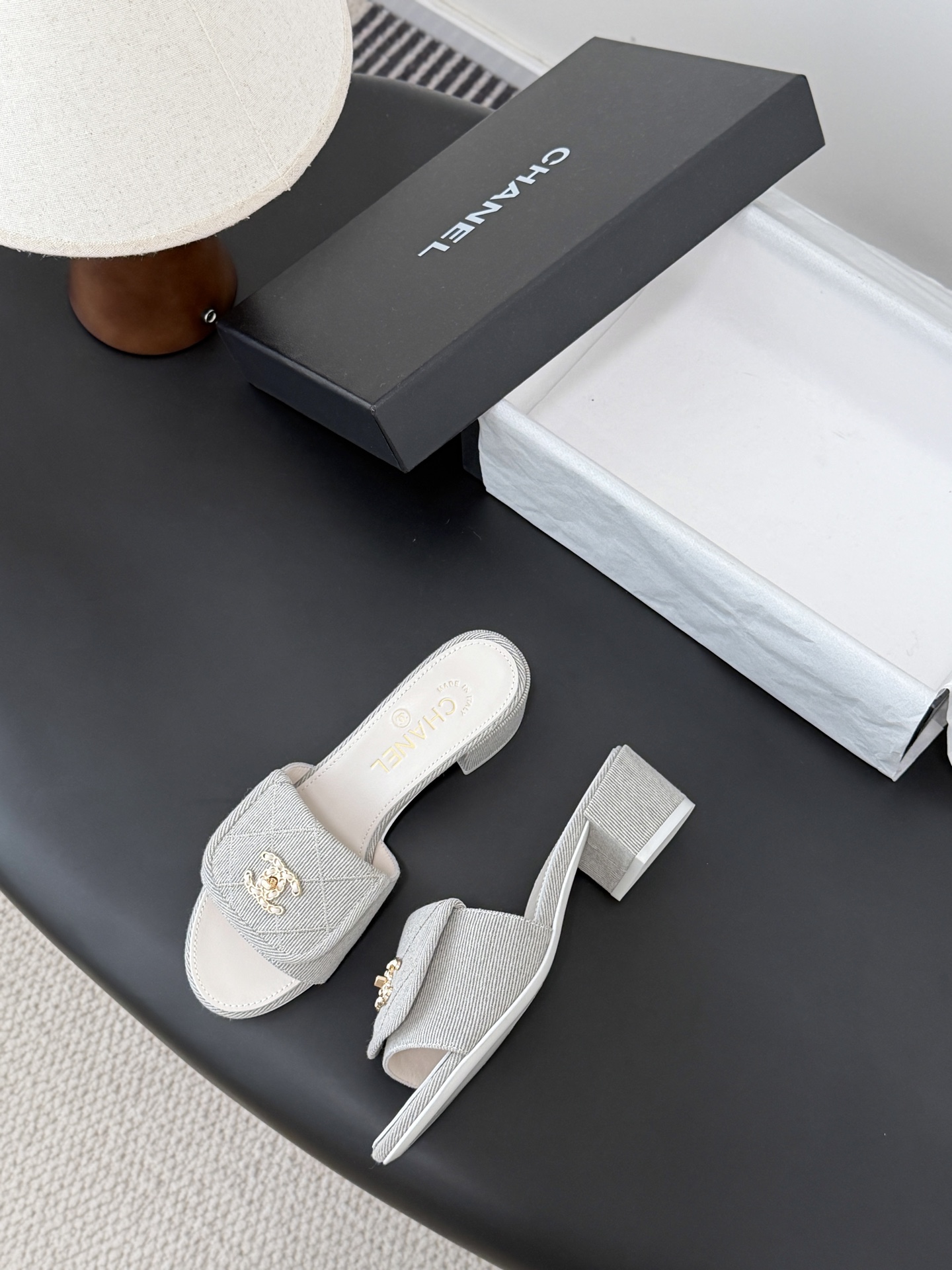 Chanel 26C新款书包扣拖鞋回归的经典书包扣设计 特别Vintage 复古味十足乐福鞋也长到了审美