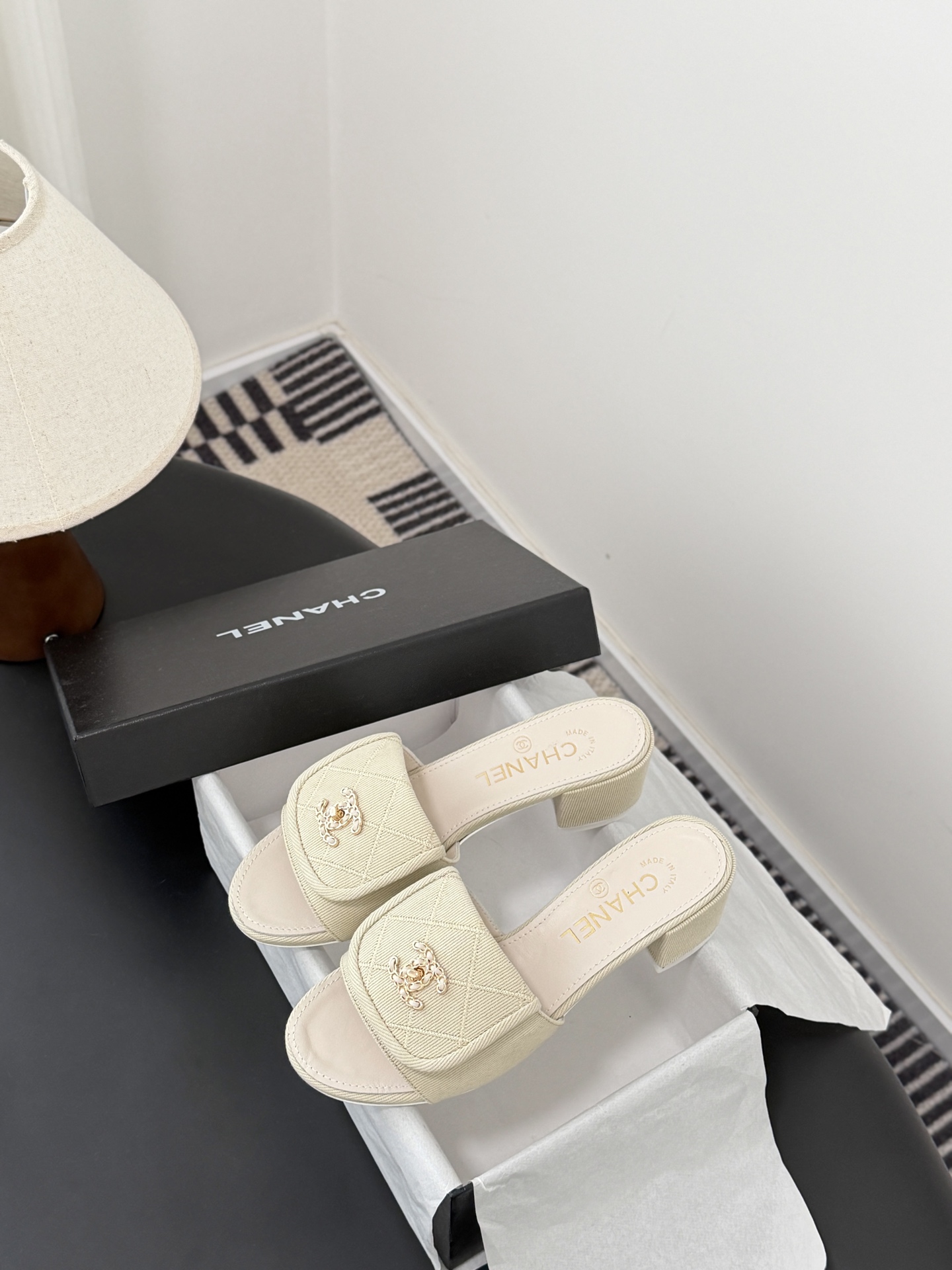 Chanel 26C新款书包扣拖鞋回归的经典书包扣设计 特别Vintage 复古味十足乐福鞋也长到了审美