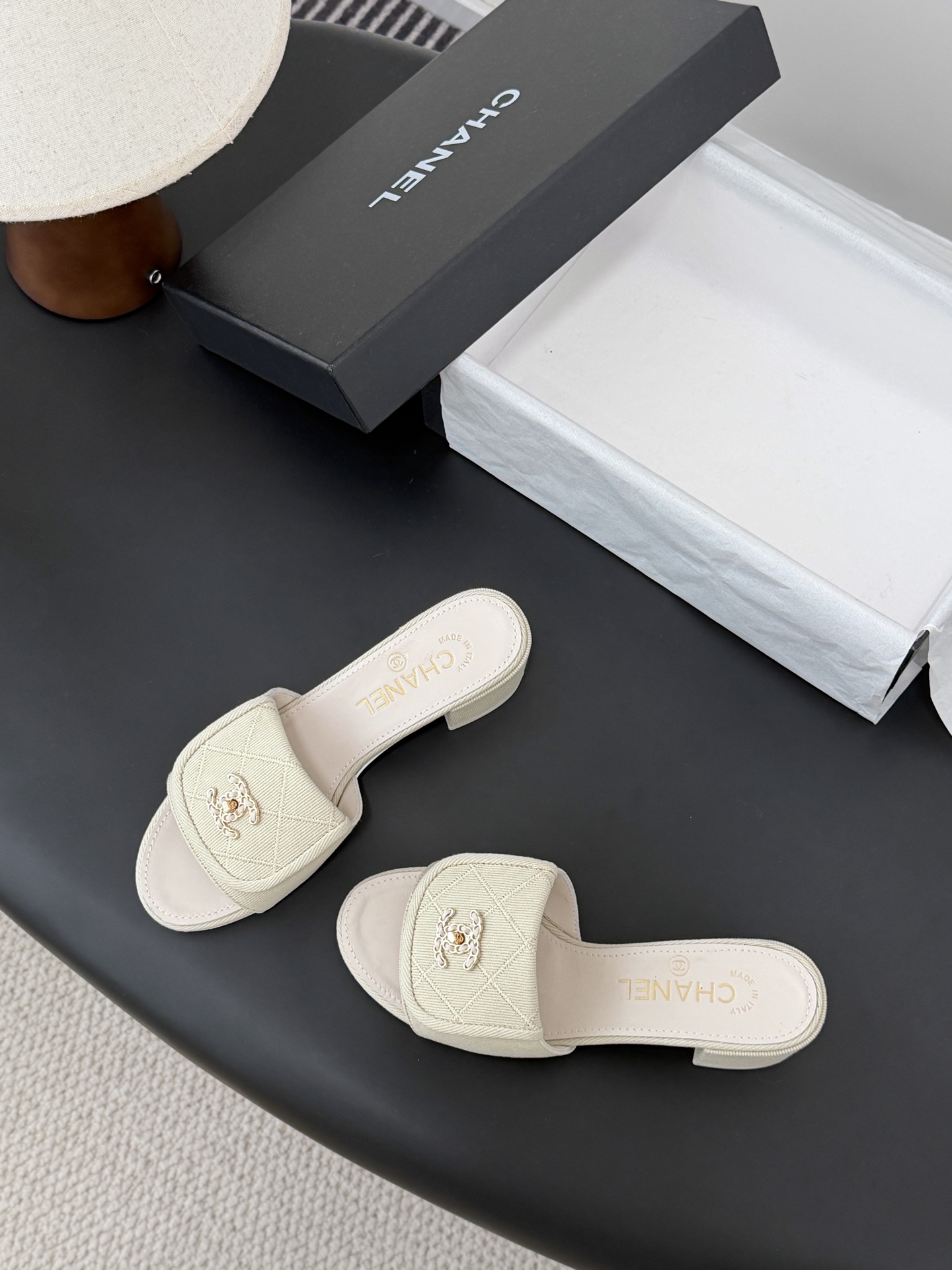 Chanel 26C新款书包扣拖鞋回归的经典书包扣设计 特别Vintage 复古味十足乐福鞋也长到了审美