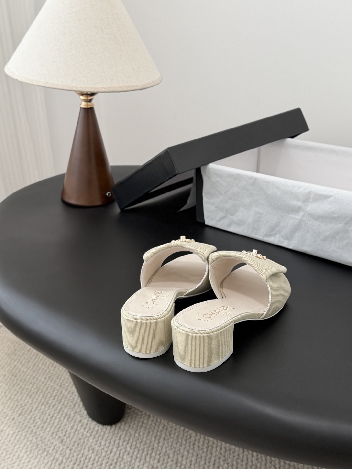 Chanel 26C新款书包扣拖鞋回归的经典书包扣设计 特别Vintage 复古味十足乐福鞋也长到了审美