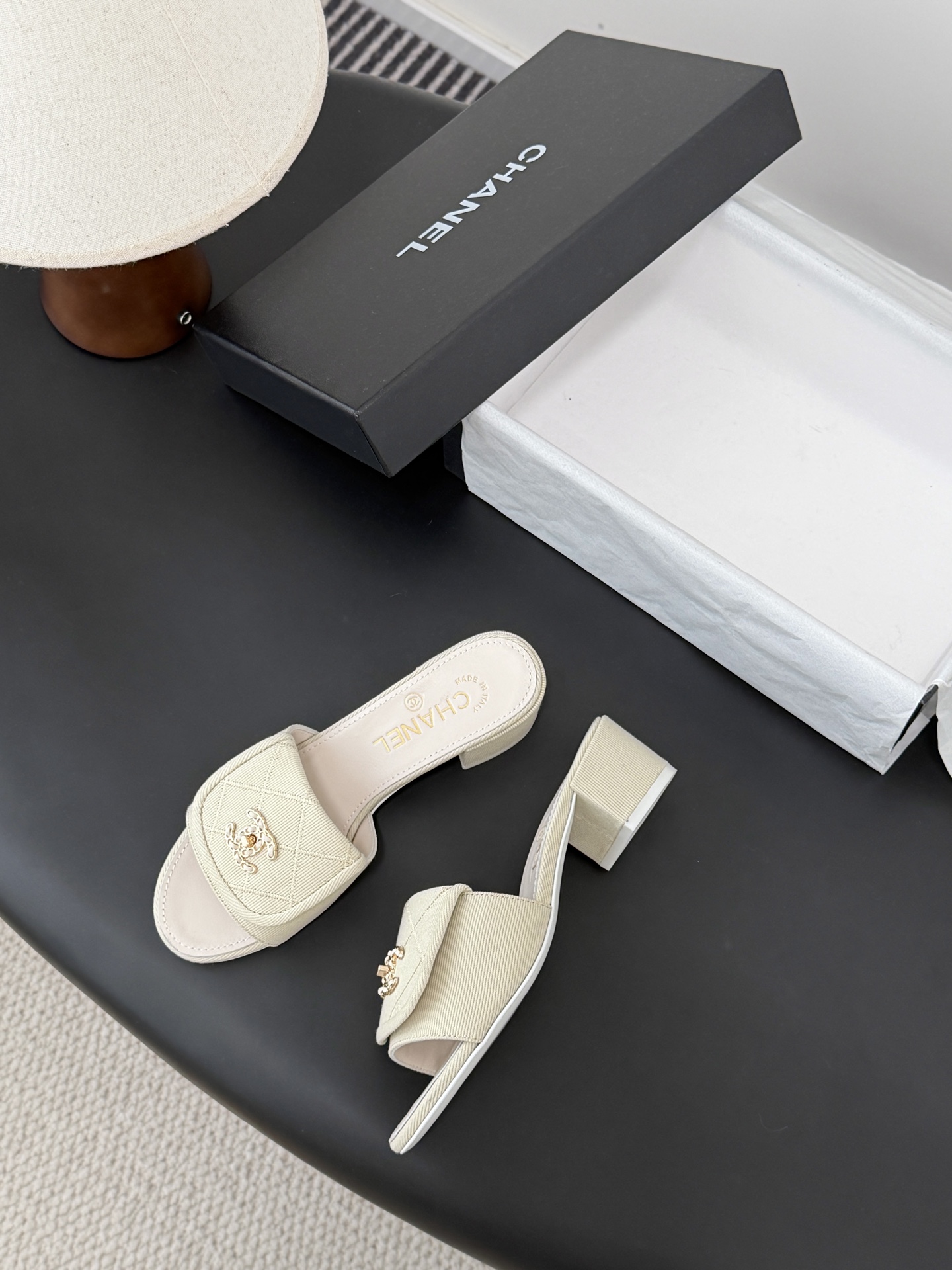 Chanel 26C新款书包扣拖鞋回归的经典书包扣设计 特别Vintage 复古味十足乐福鞋也长到了审美