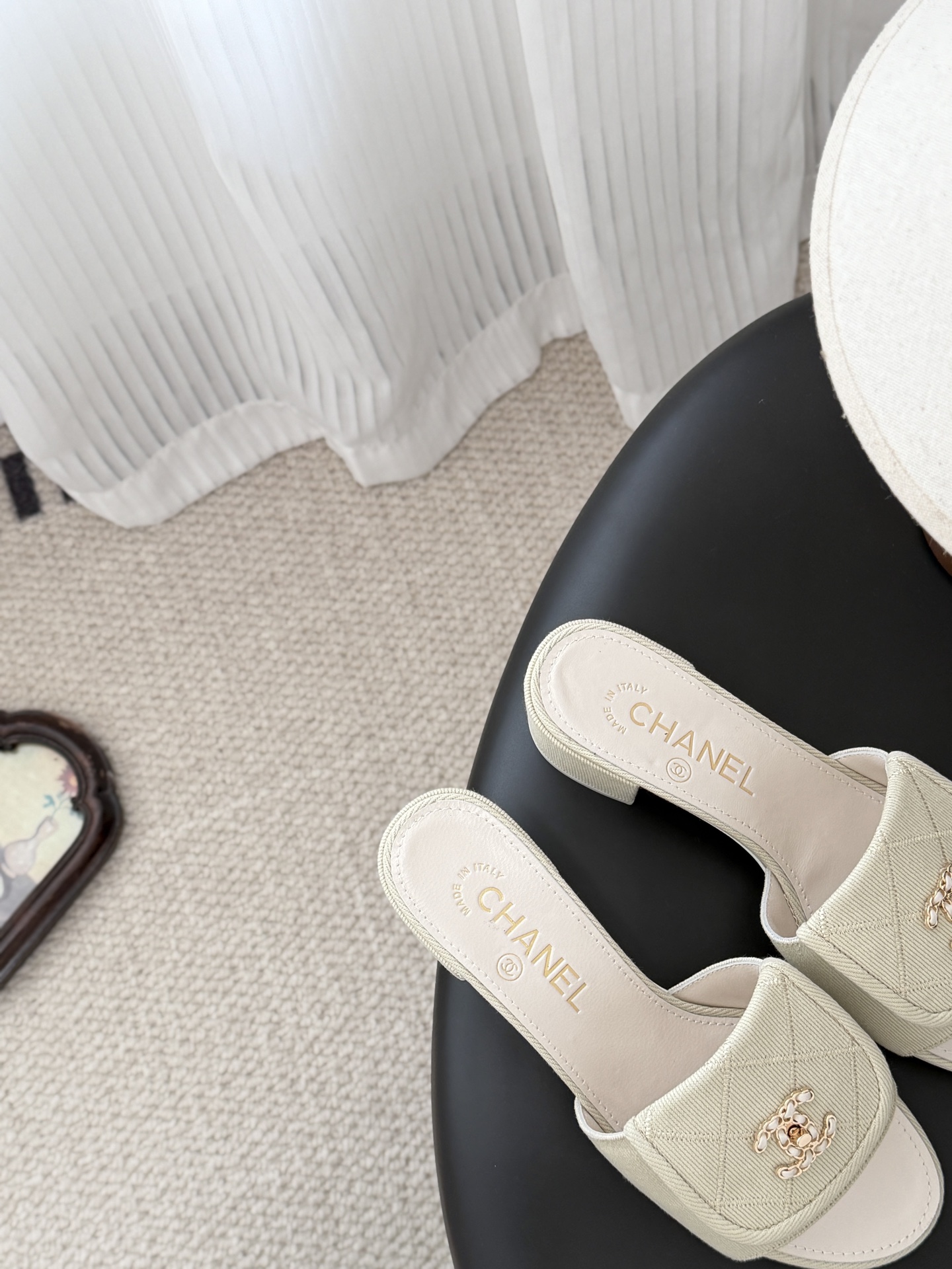 Chanel 26C新款书包扣拖鞋回归的经典书包扣设计 特别Vintage 复古味十足乐福鞋也长到了审美