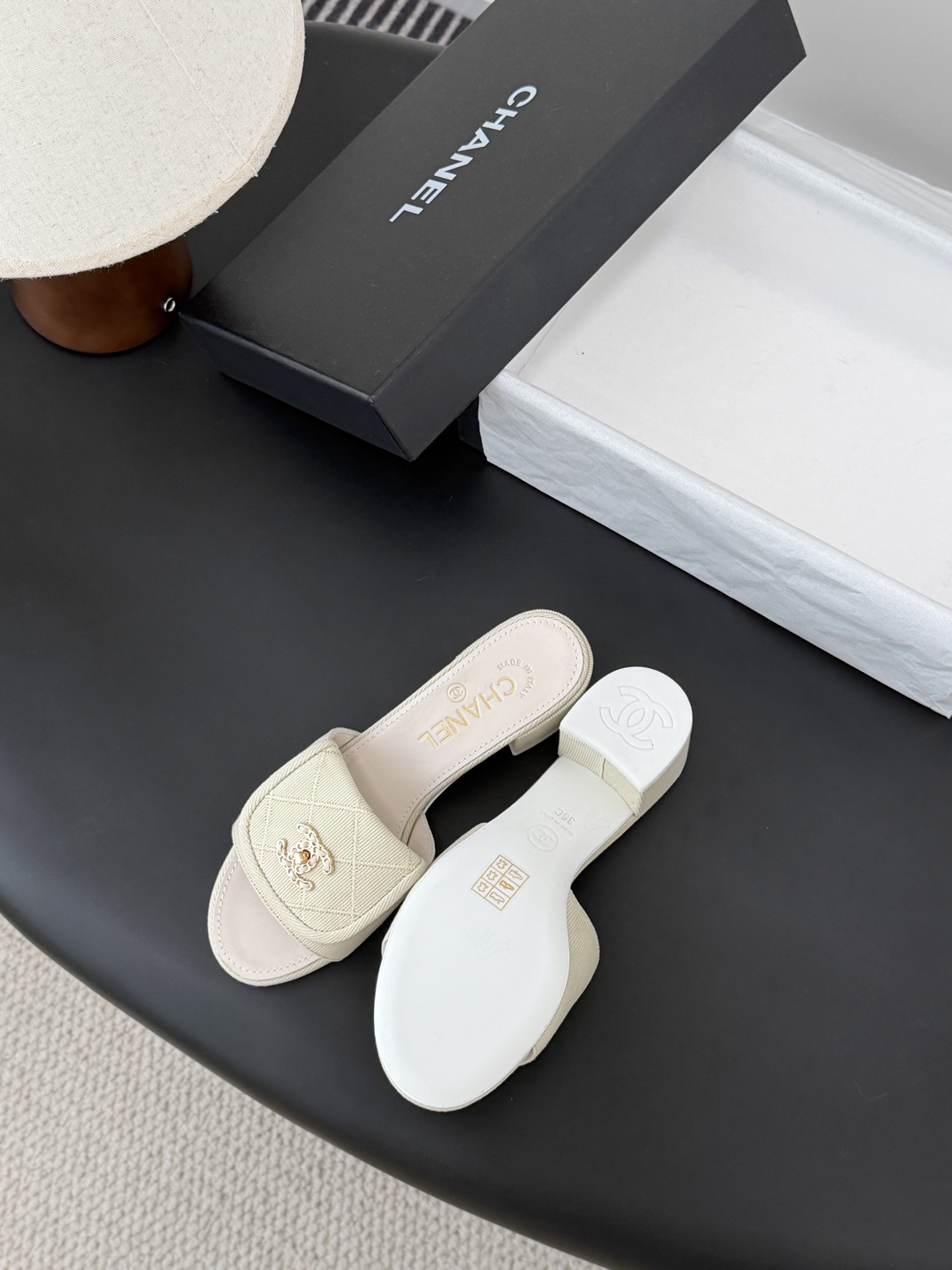 Chanel 26C新款书包扣拖鞋回归的经典书包扣设计 特别Vintage 复古味十足乐福鞋也长到了审美