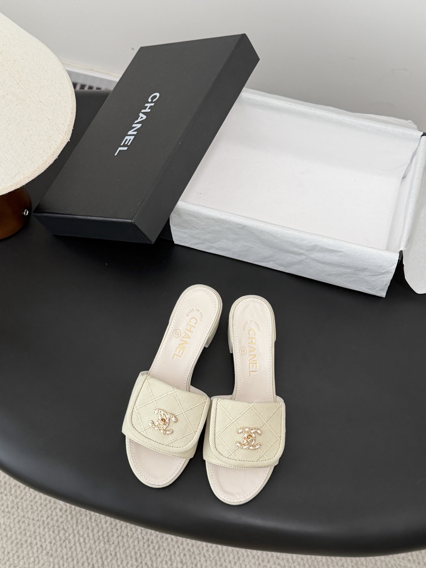 Chanel 26C新款书包扣拖鞋回归的经典书包扣设计 特别Vintage 复古味十足乐福鞋也长到了审美