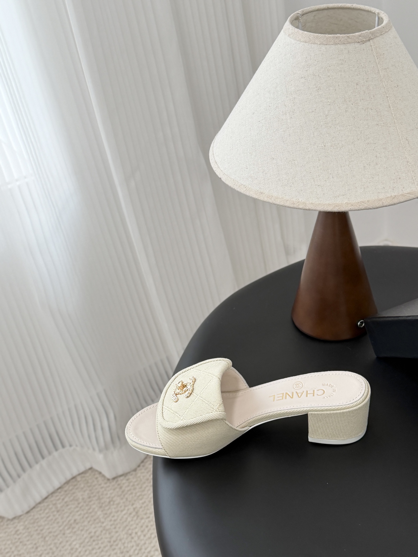 Chanel 26C新款书包扣拖鞋回归的经典书包扣设计 特别Vintage 复古味十足乐福鞋也长到了审美