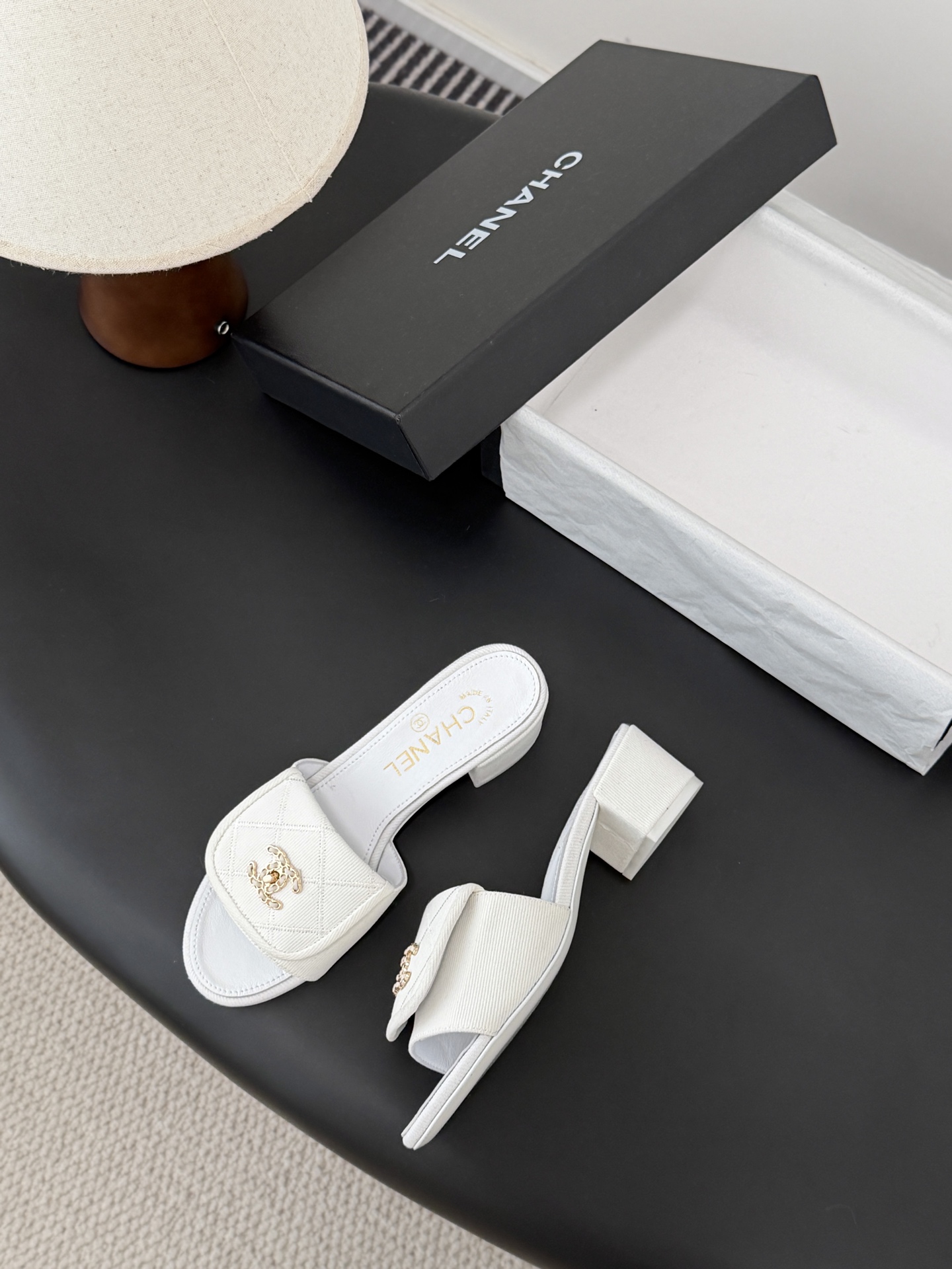 Chanel 26C新款书包扣拖鞋回归的经典书包扣设计 特别Vintage 复古味十足乐福鞋也长到了审美