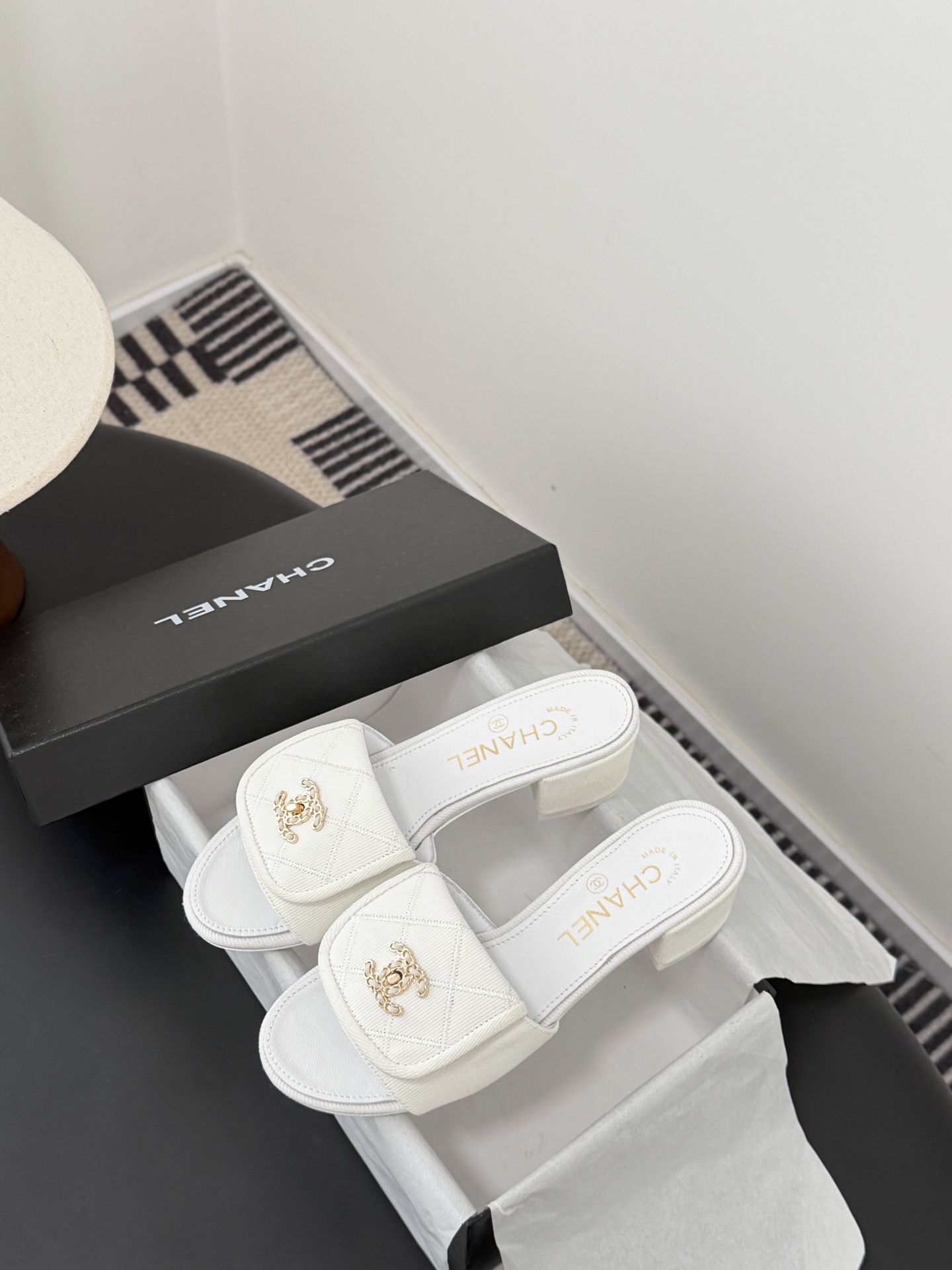 Chanel 26C新款书包扣拖鞋回归的经典书包扣设计 特别Vintage 复古味十足乐福鞋也长到了审美