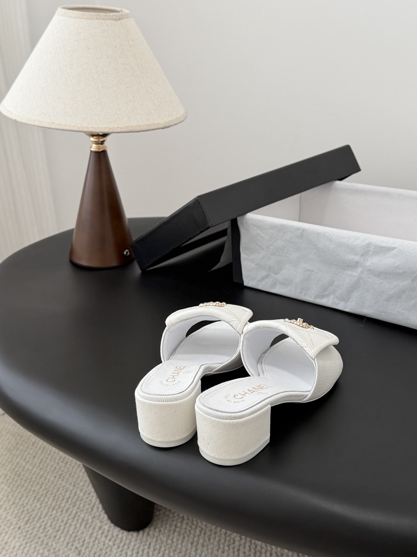 Chanel 26C新款书包扣拖鞋回归的经典书包扣设计 特别Vintage 复古味十足乐福鞋也长到了审美