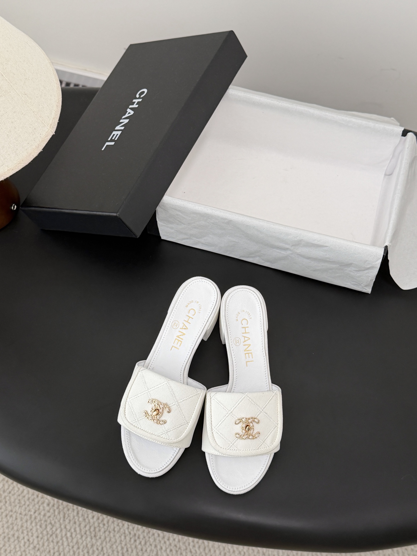 Chanel 26C新款书包扣拖鞋回归的经典书包扣设计 特别Vintage 复古味十足乐福鞋也长到了审美