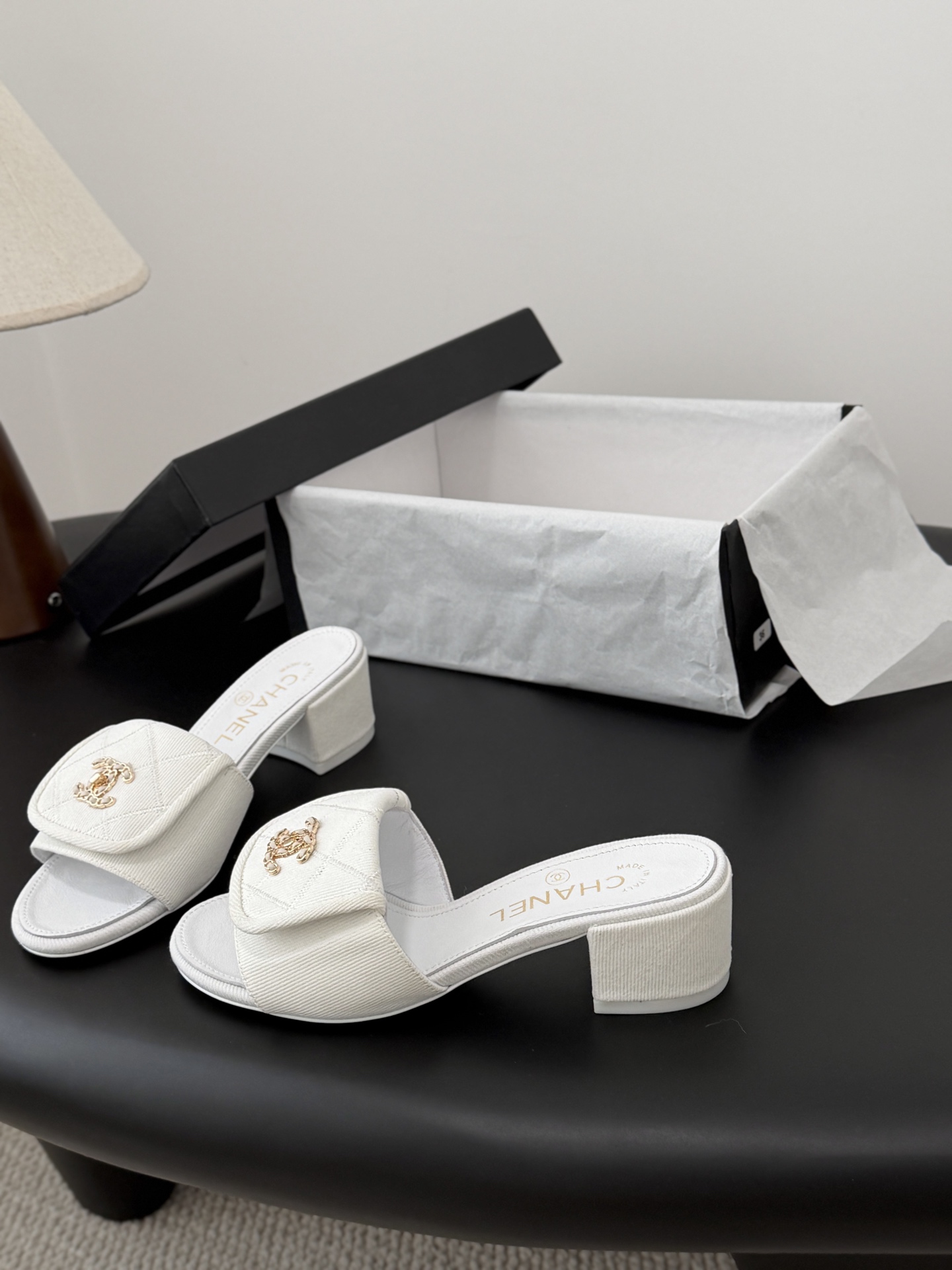 Chanel 26C新款书包扣拖鞋回归的经典书包扣设计 特别Vintage 复古味十足乐福鞋也长到了审美