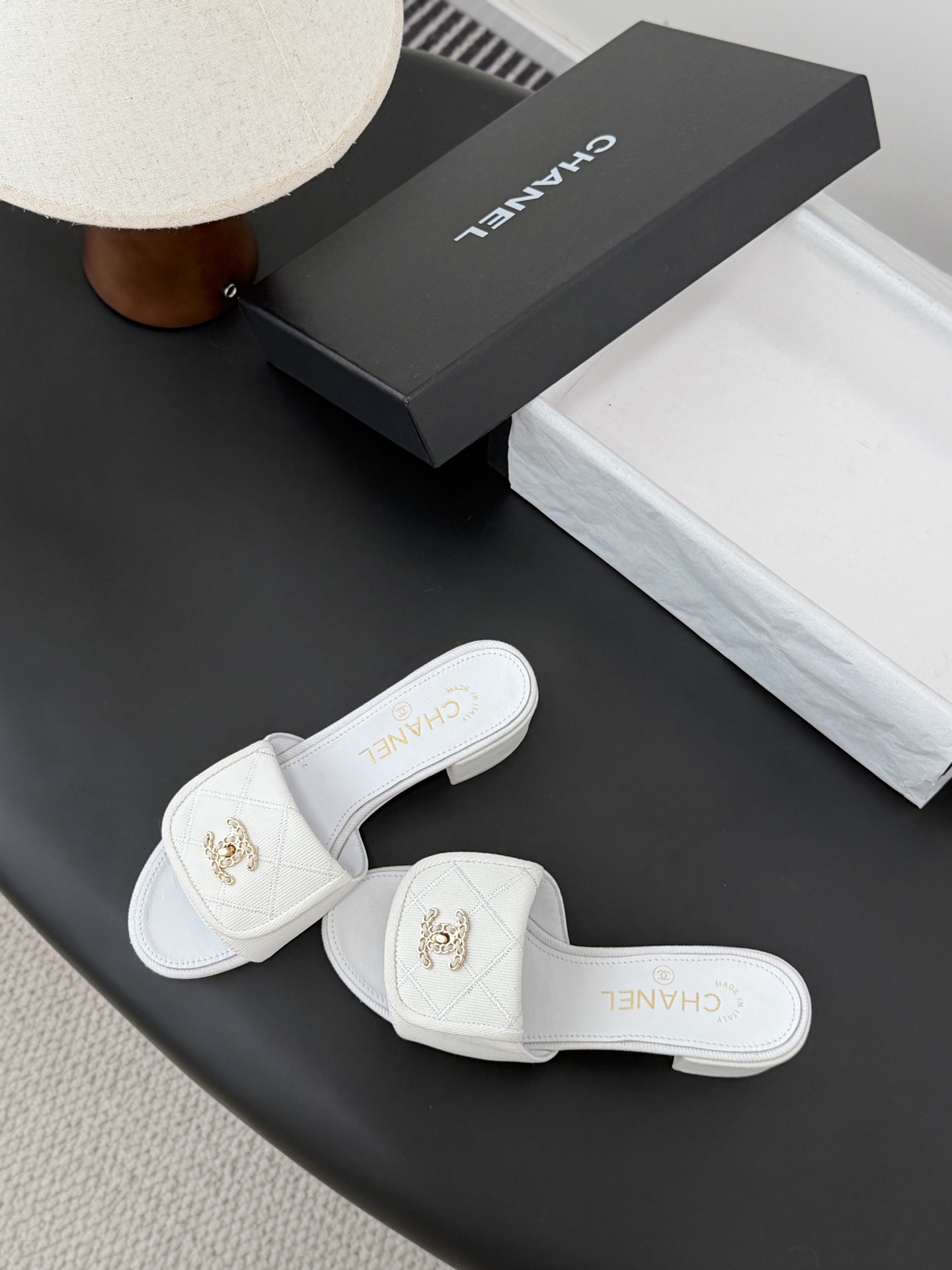 Chanel 26C新款书包扣拖鞋回归的经典书包扣设计 特别Vintage 复古味十足乐福鞋也长到了审美