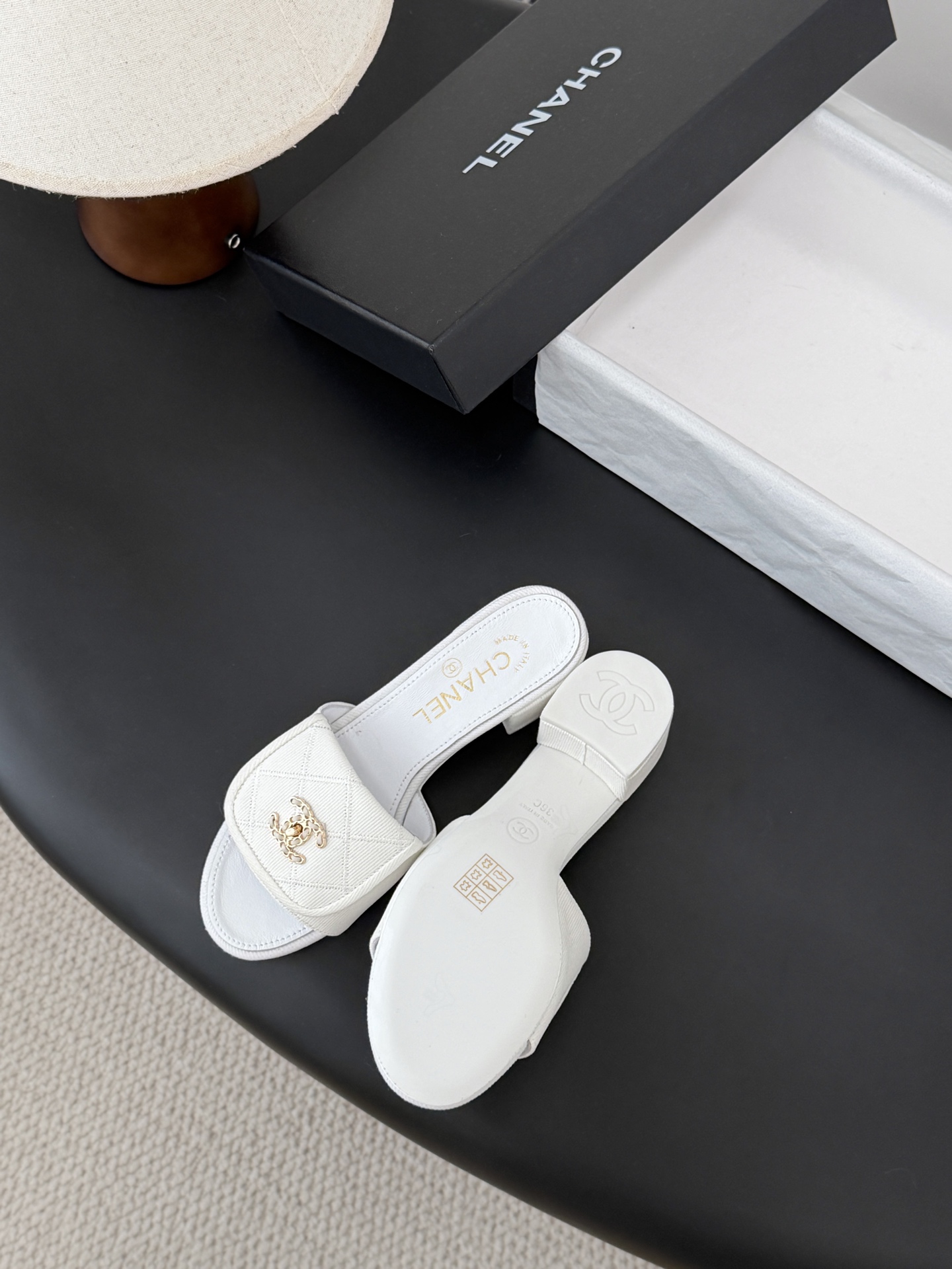 Chanel 26C新款书包扣拖鞋回归的经典书包扣设计 特别Vintage 复古味十足乐福鞋也长到了审美