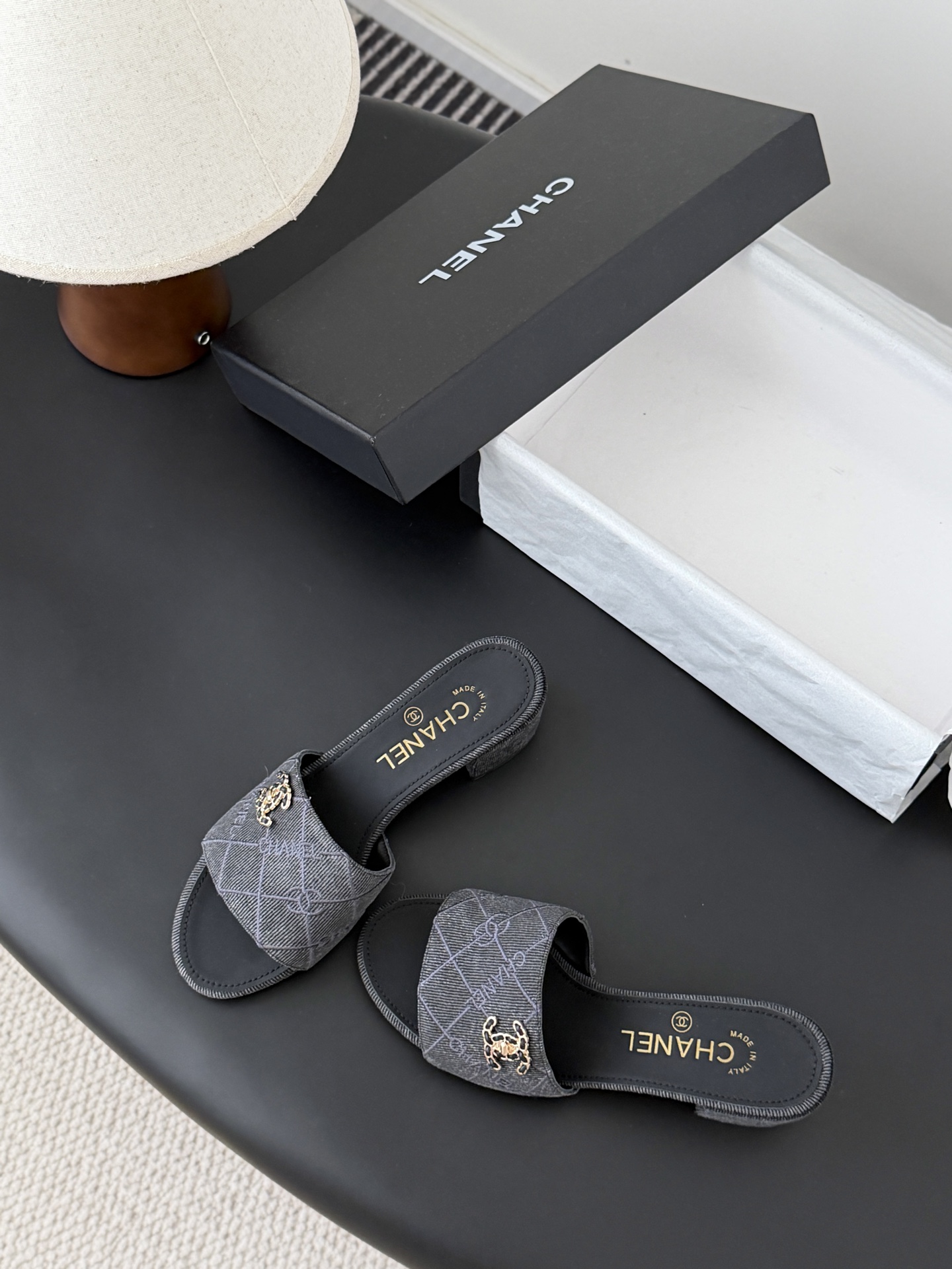 Chanel 26C新款书包扣拖鞋回归的经典书包扣设计 特别Vintage 复古味十足乐福鞋也长到了审美