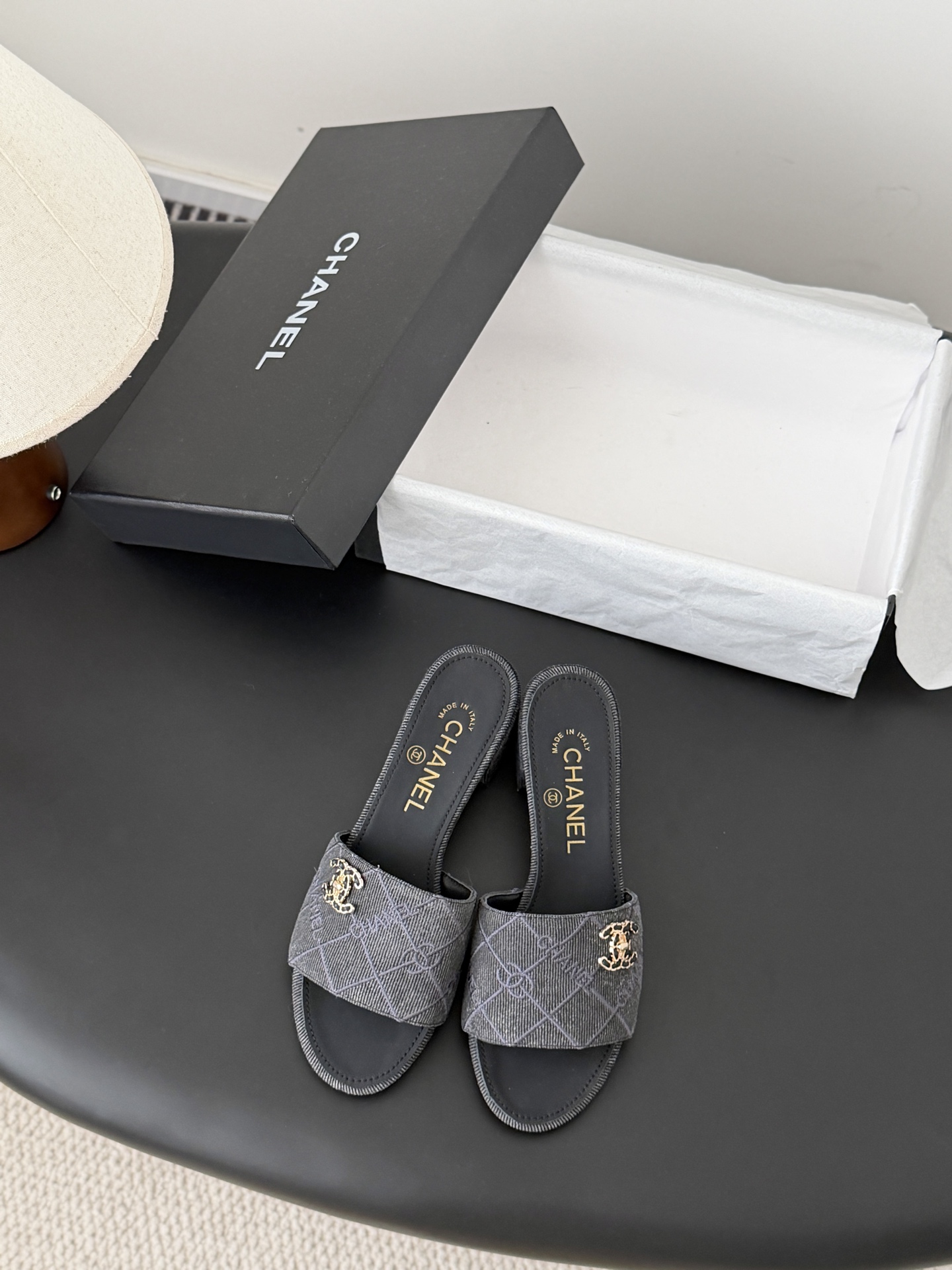 Chanel 26C新款书包扣拖鞋回归的经典书包扣设计 特别Vintage 复古味十足乐福鞋也长到了审美