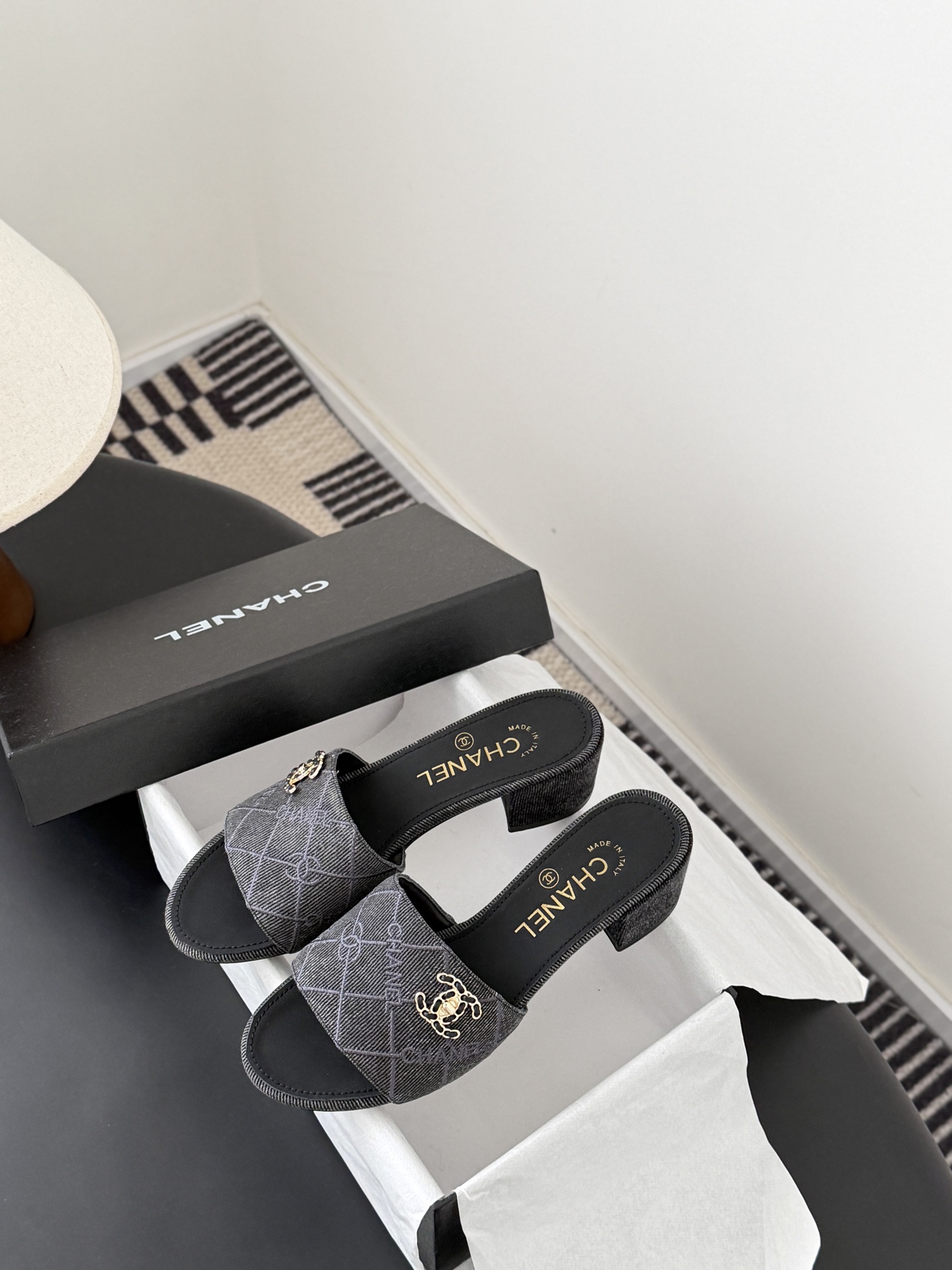 Chanel 26C新款书包扣拖鞋回归的经典书包扣设计 特别Vintage 复古味十足乐福鞋也长到了审美