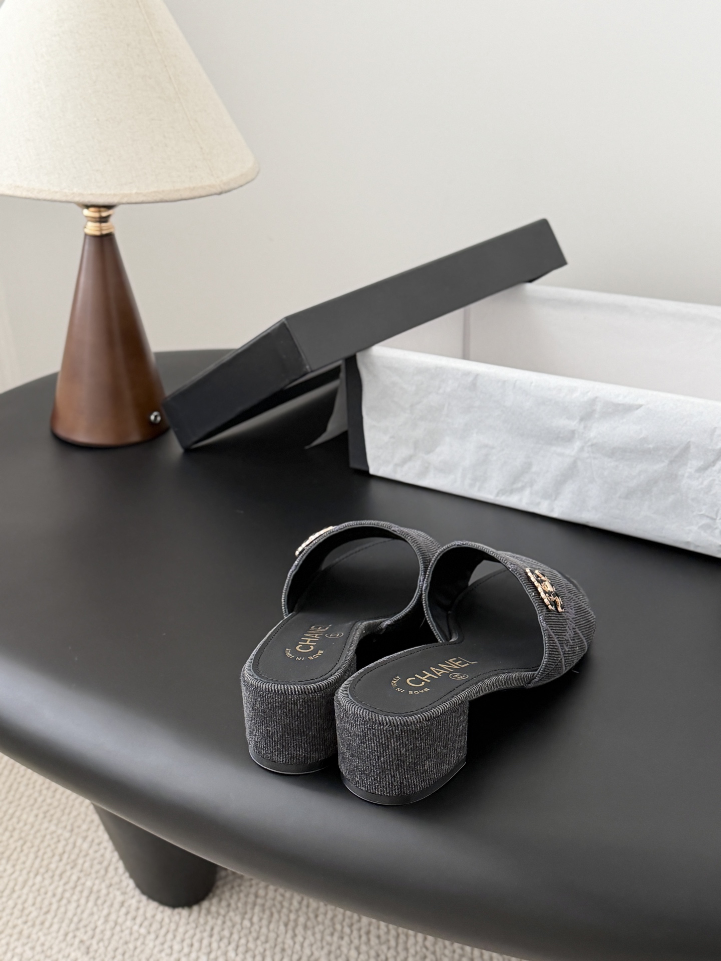 Chanel 26C新款书包扣拖鞋回归的经典书包扣设计 特别Vintage 复古味十足乐福鞋也长到了审美