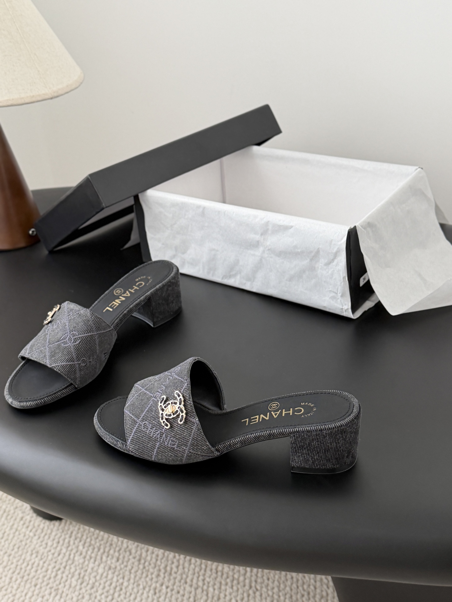 Chanel 26C新款书包扣拖鞋回归的经典书包扣设计 特别Vintage 复古味十足乐福鞋也长到了审美