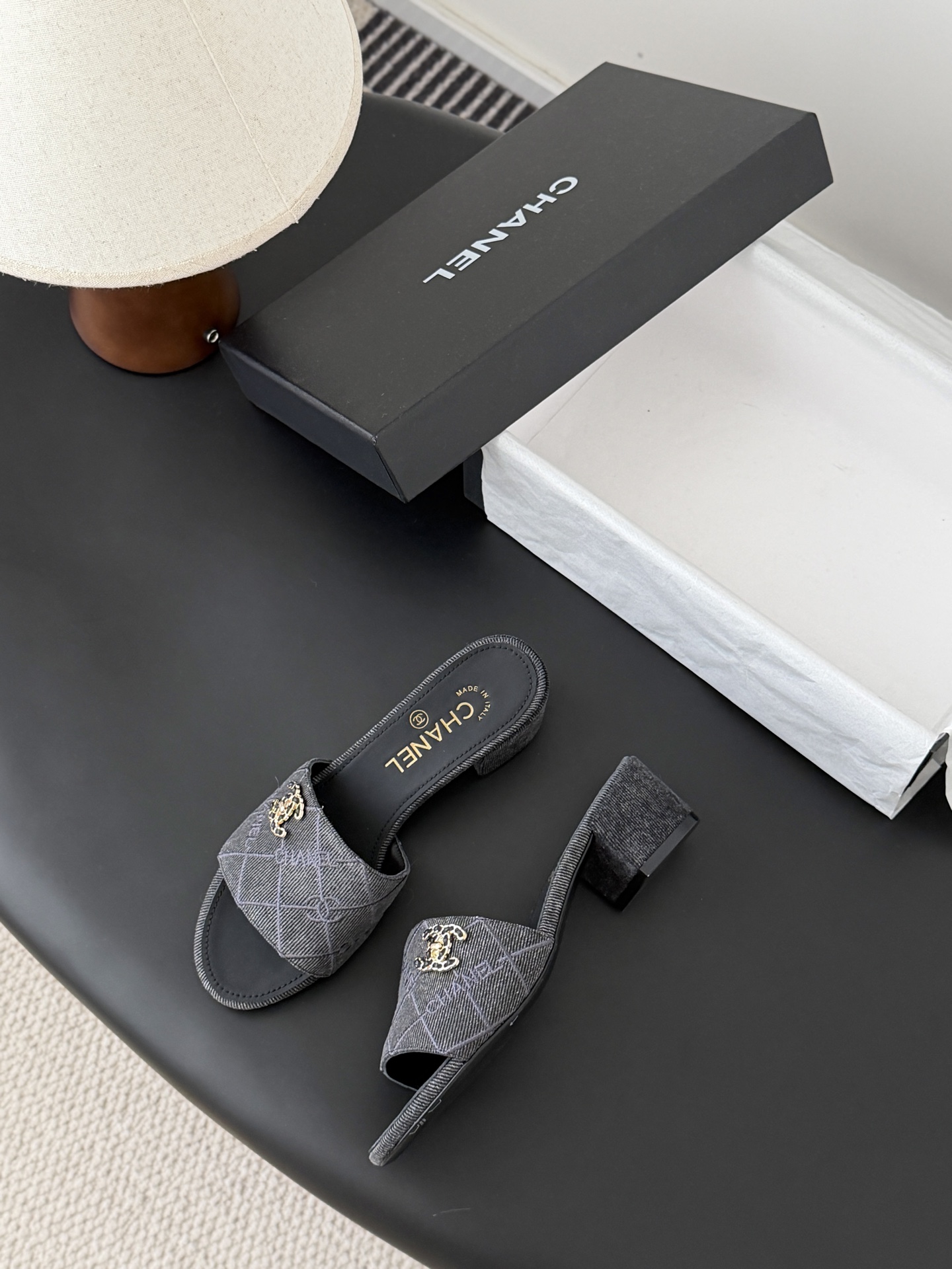 Chanel 26C新款书包扣拖鞋回归的经典书包扣设计 特别Vintage 复古味十足乐福鞋也长到了审美