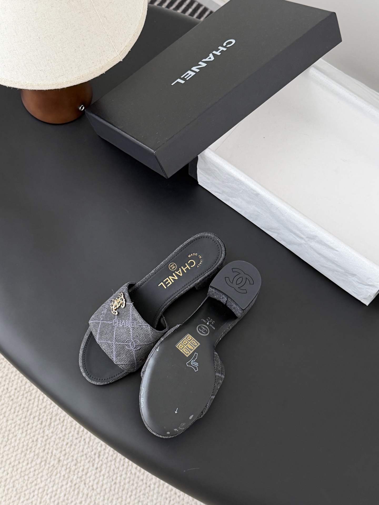 Chanel 26C新款书包扣拖鞋回归的经典书包扣设计 特别Vintage 复古味十足乐福鞋也长到了审美
