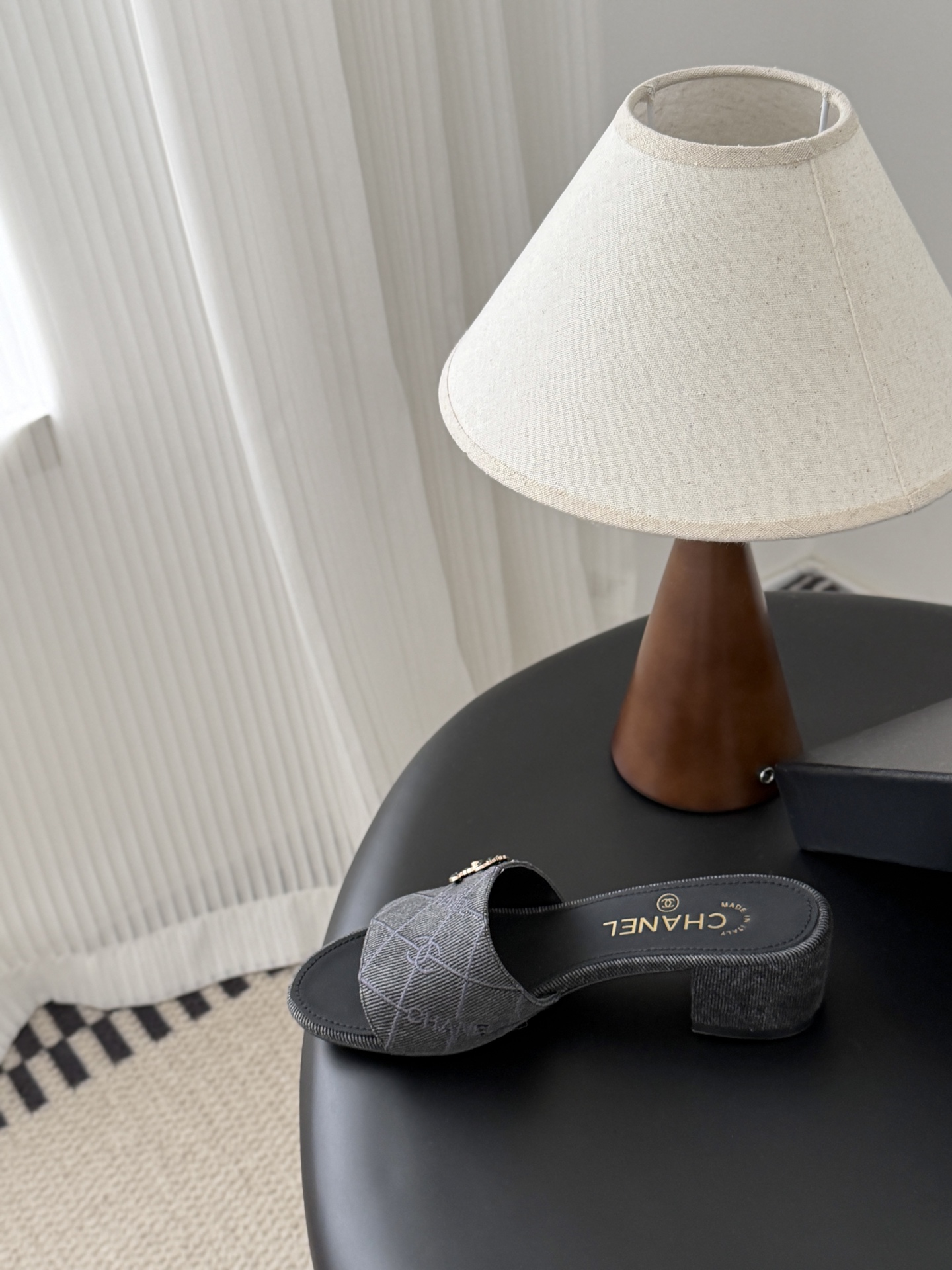 Chanel 26C新款书包扣拖鞋回归的经典书包扣设计 特别Vintage 复古味十足乐福鞋也长到了审美