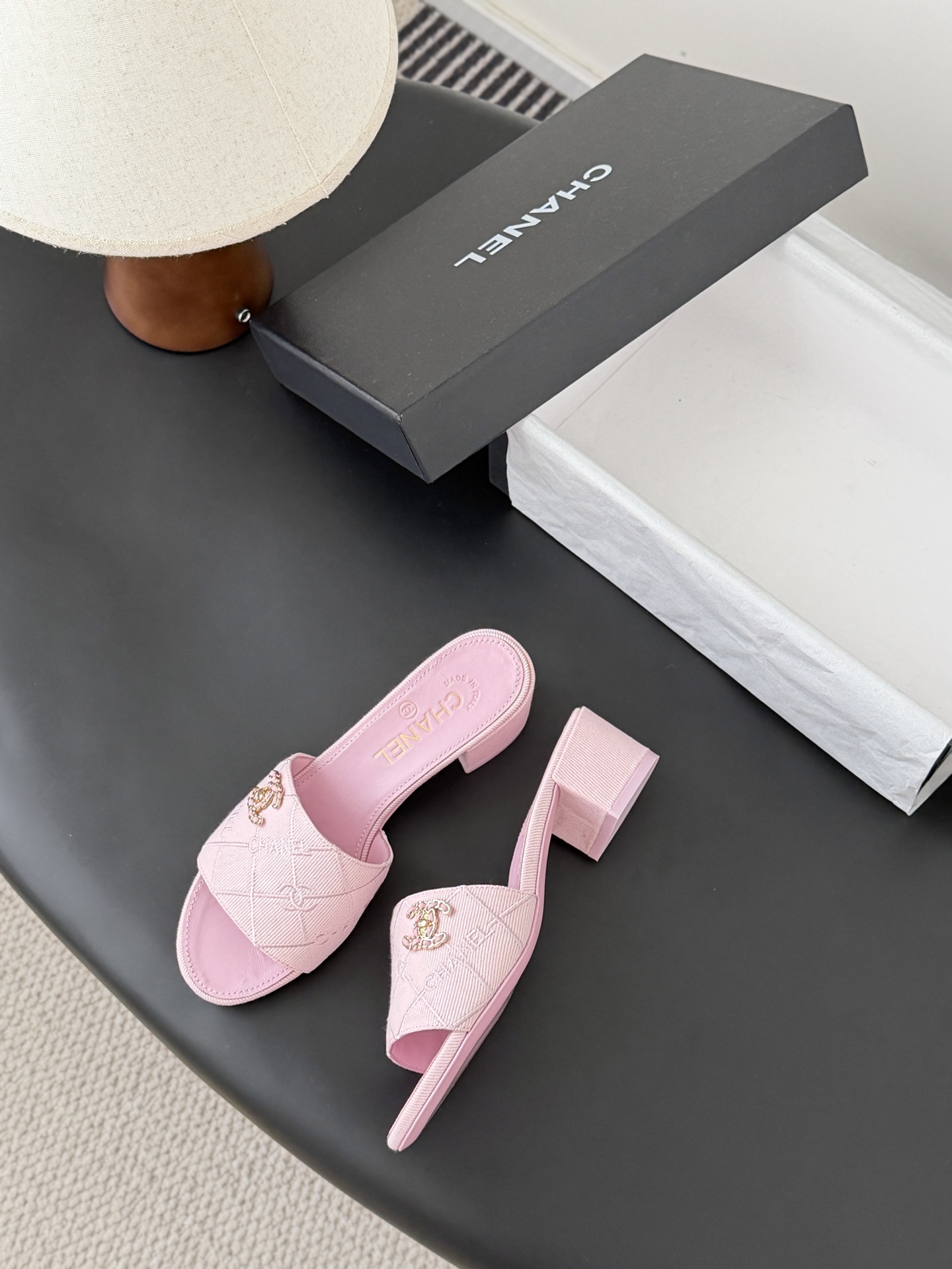 Chanel 26C新款书包扣拖鞋回归的经典书包扣设计 特别Vintage 复古味十足乐福鞋也长到了审美