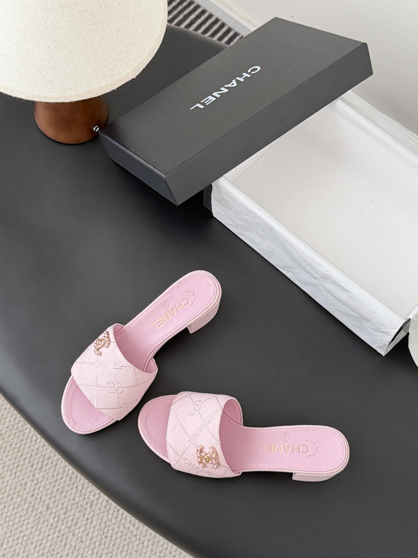 Chanel 26C新款书包扣拖鞋回归的经典书包扣设计 特别Vintage 复古味十足乐福鞋也长到了审美