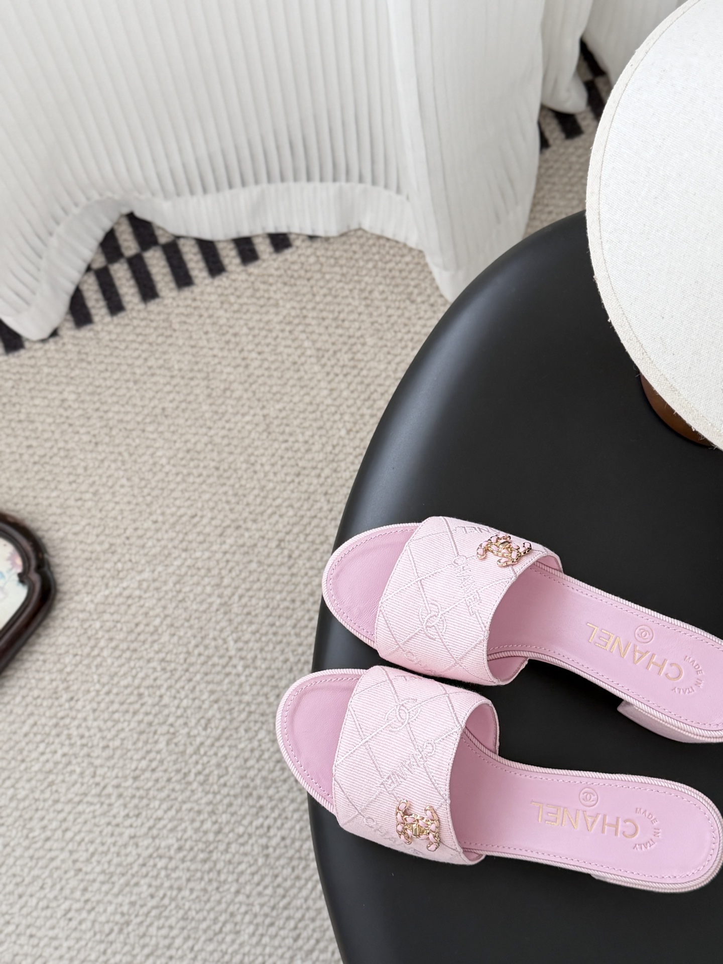 Chanel 26C新款书包扣拖鞋回归的经典书包扣设计 特别Vintage 复古味十足乐福鞋也长到了审美