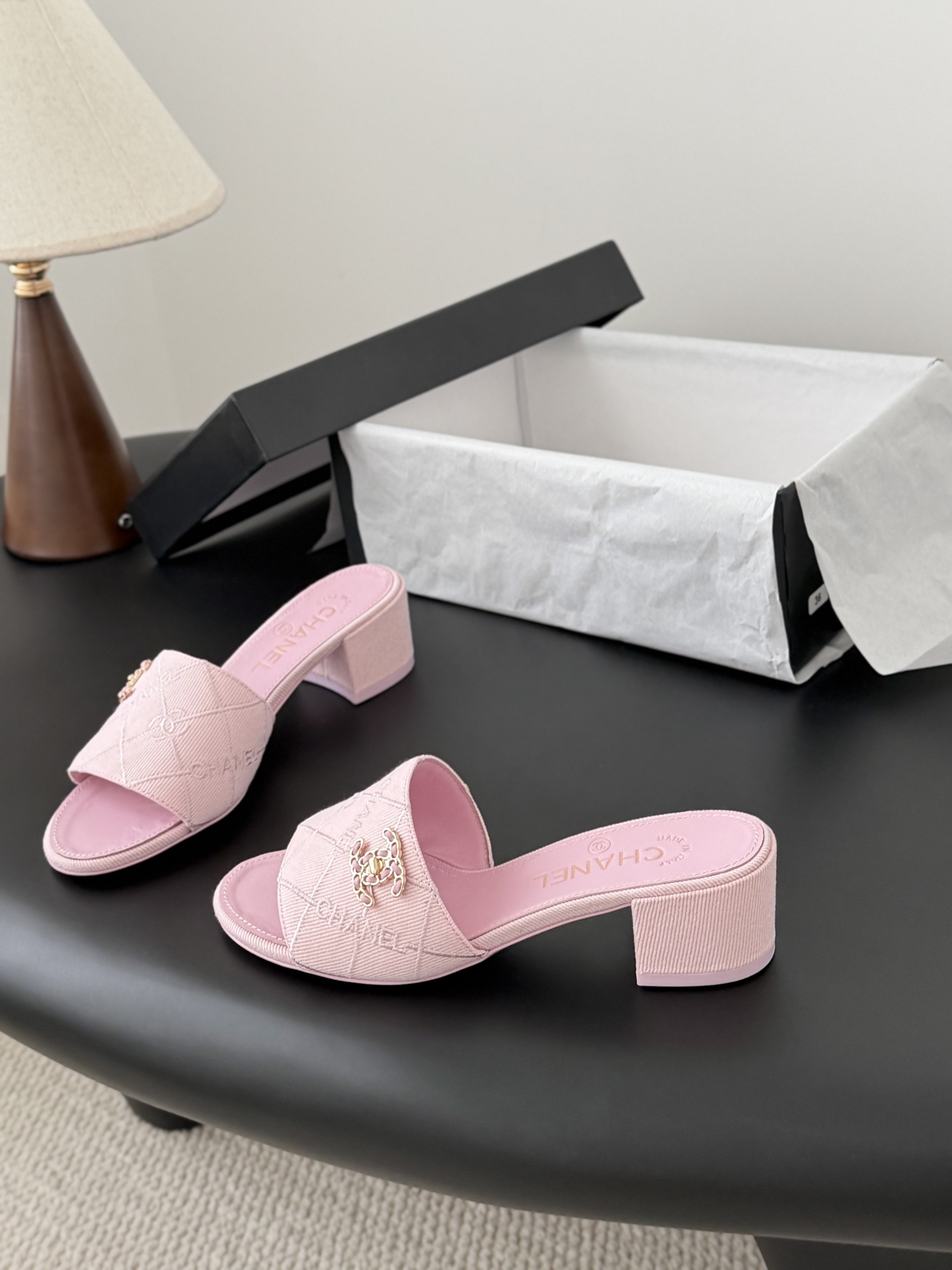 Chanel 26C新款书包扣拖鞋回归的经典书包扣设计 特别Vintage 复古味十足乐福鞋也长到了审美