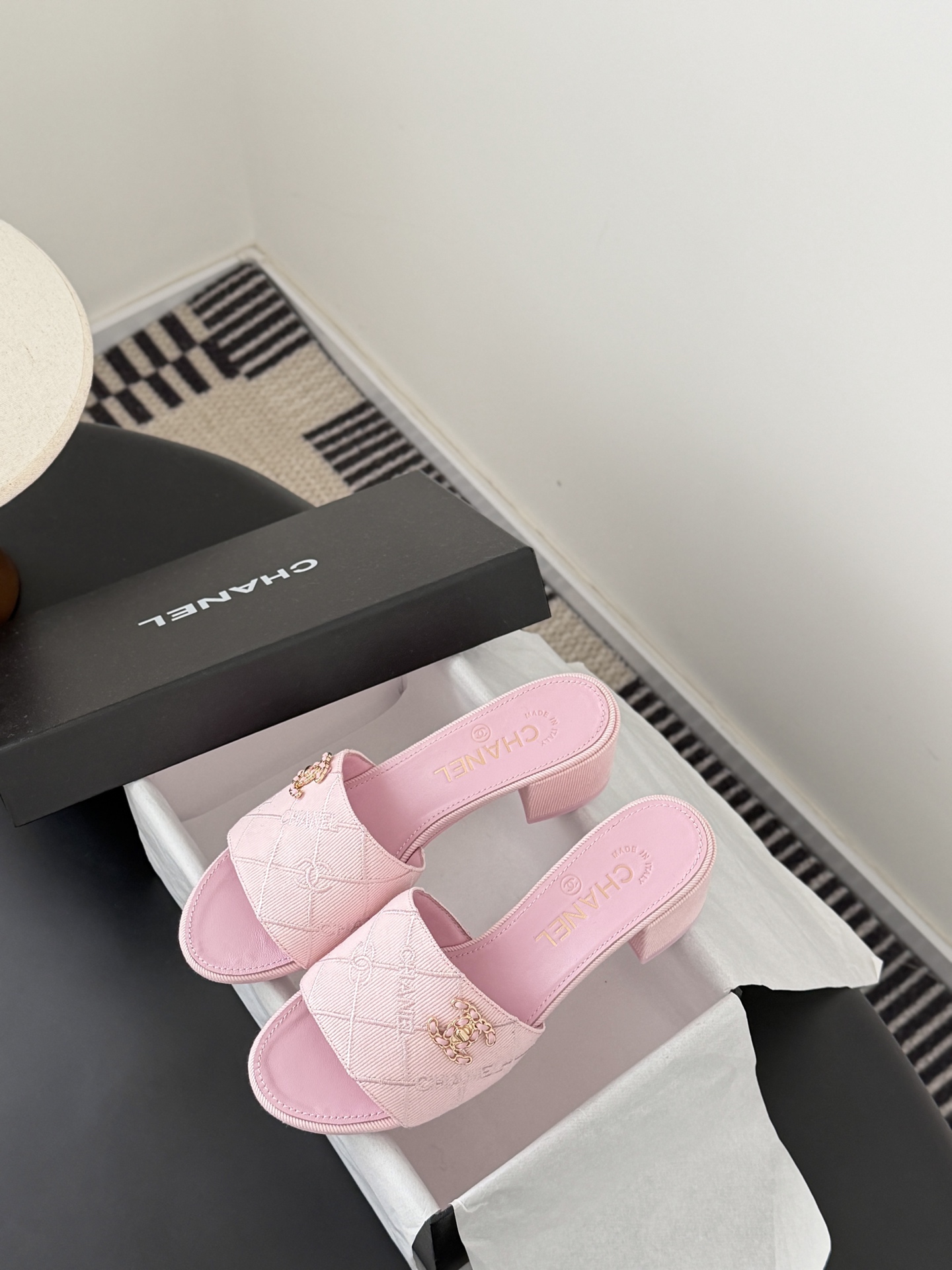 Chanel 26C新款书包扣拖鞋回归的经典书包扣设计 特别Vintage 复古味十足乐福鞋也长到了审美