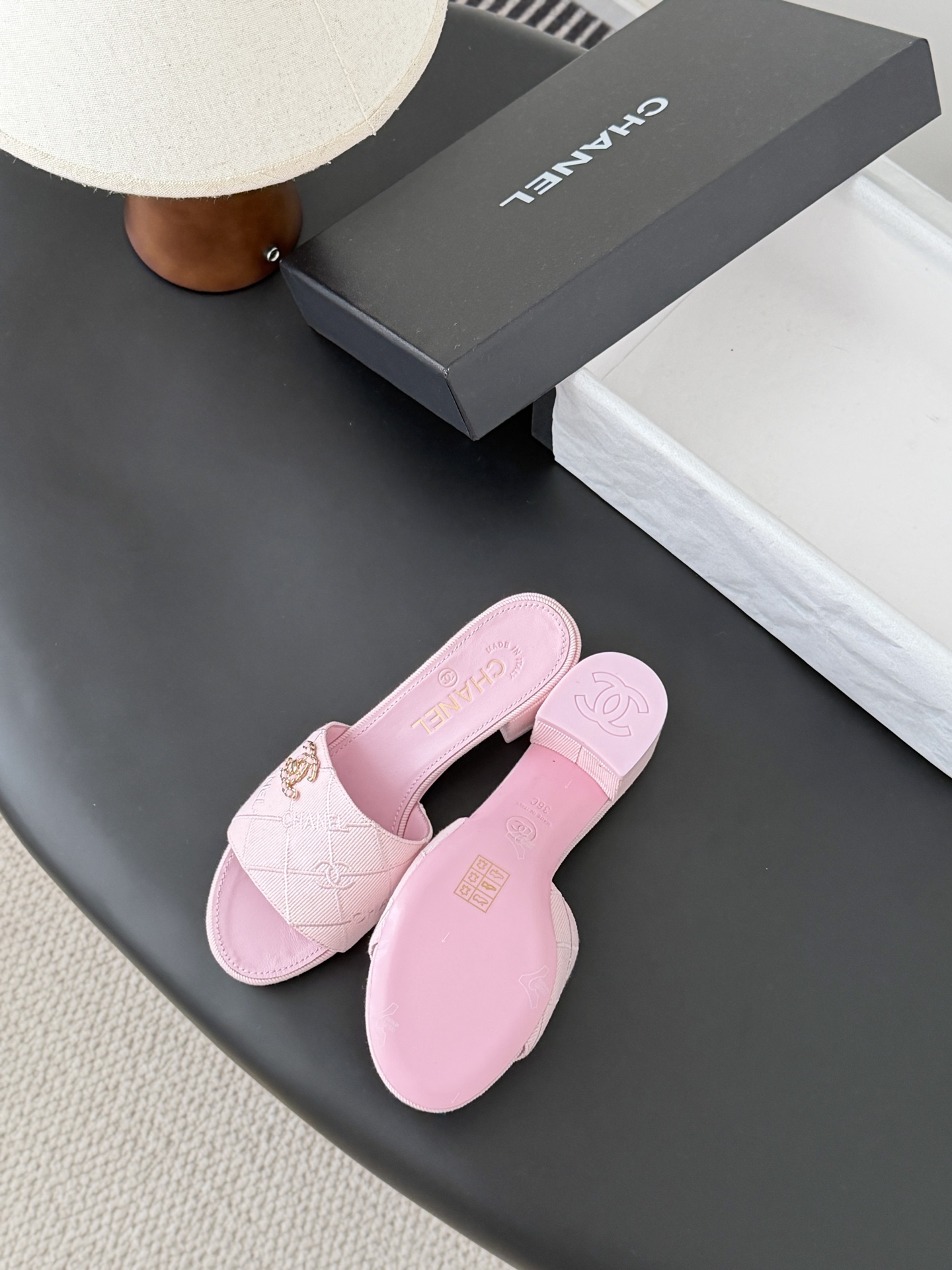 Chanel 26C新款书包扣拖鞋回归的经典书包扣设计 特别Vintage 复古味十足乐福鞋也长到了审美