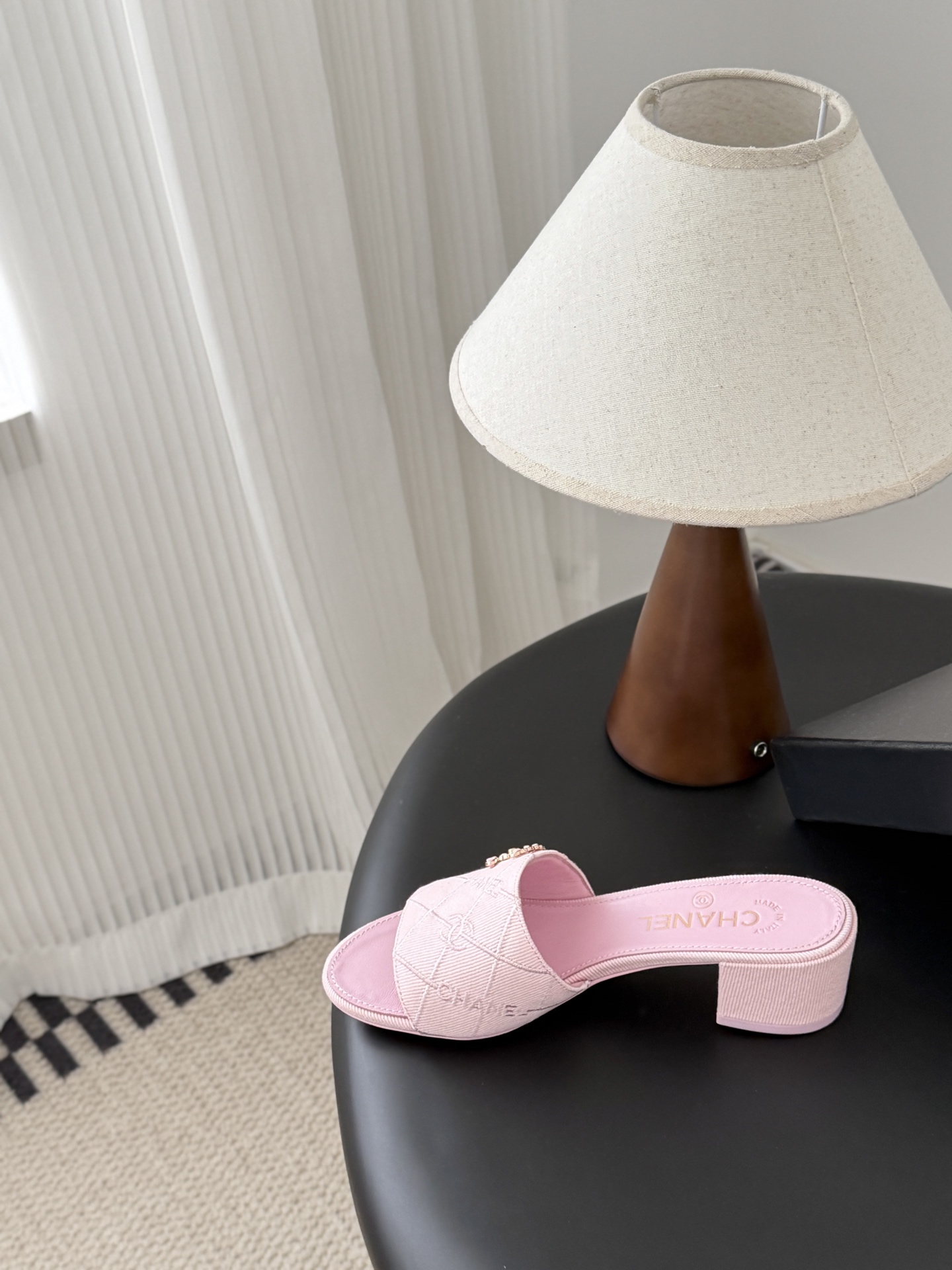 Chanel 26C新款书包扣拖鞋回归的经典书包扣设计 特别Vintage 复古味十足乐福鞋也长到了审美