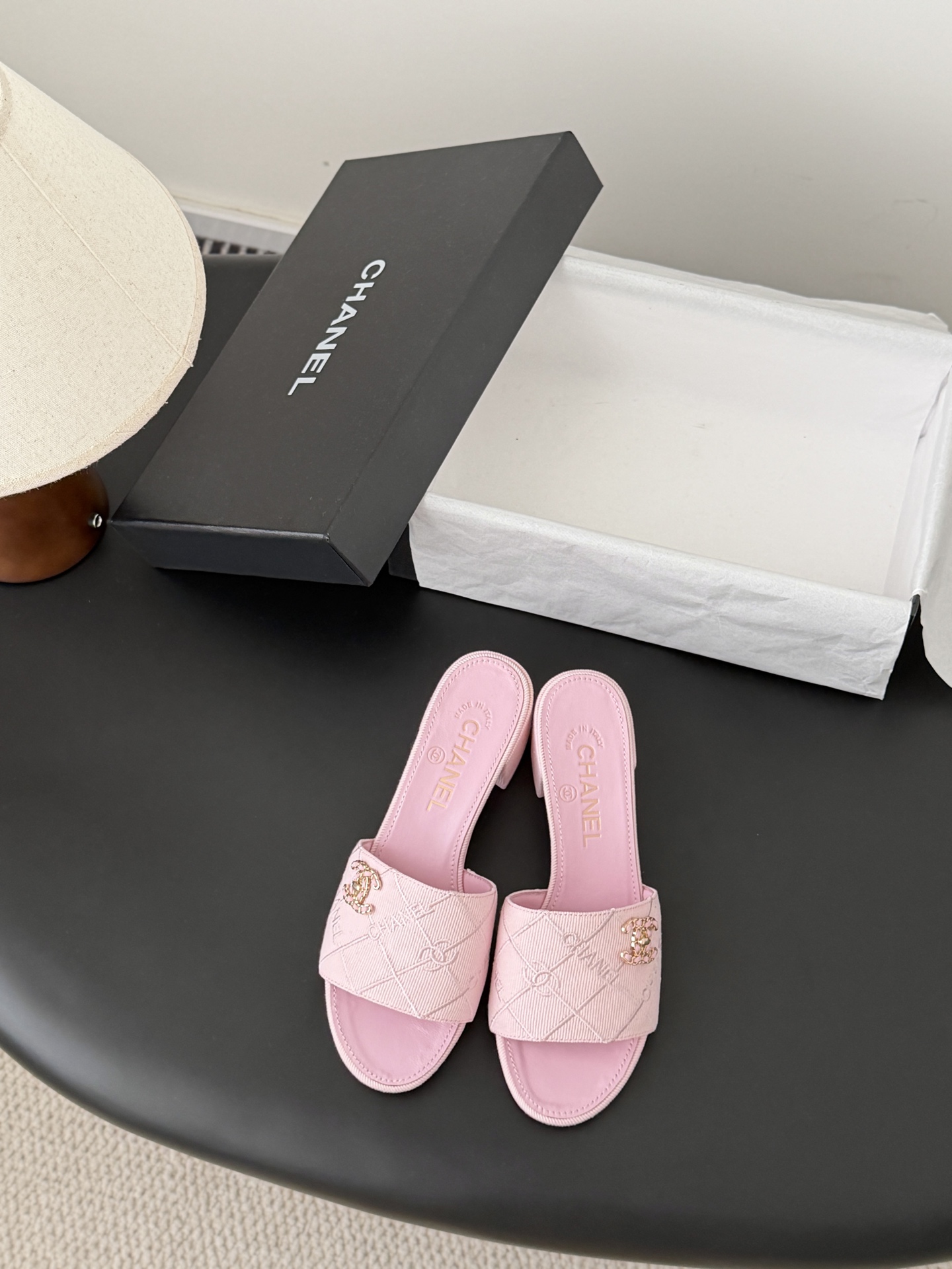 Chanel 26C新款书包扣拖鞋回归的经典书包扣设计 特别Vintage 复古味十足乐福鞋也长到了审美