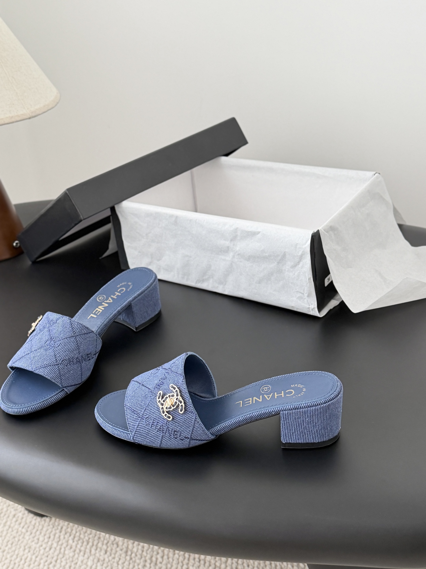 Chanel 26C新款书包扣拖鞋回归的经典书包扣设计 特别Vintage 复古味十足乐福鞋也长到了审美