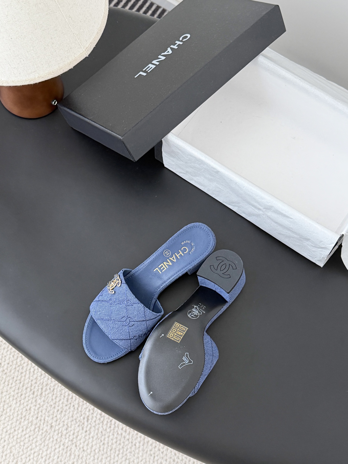 Chanel 26C新款书包扣拖鞋回归的经典书包扣设计 特别Vintage 复古味十足乐福鞋也长到了审美