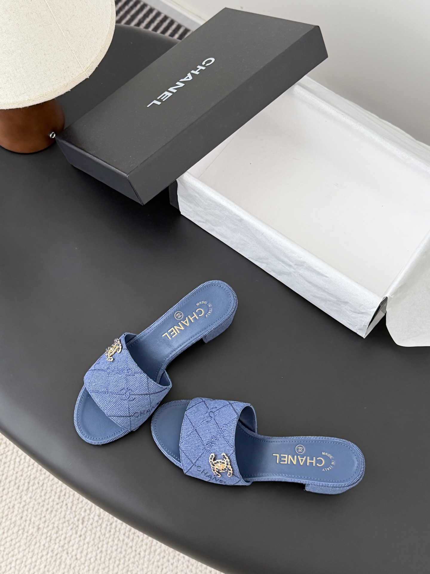 Chanel 26C新款书包扣拖鞋回归的经典书包扣设计 特别Vintage 复古味十足乐福鞋也长到了审美