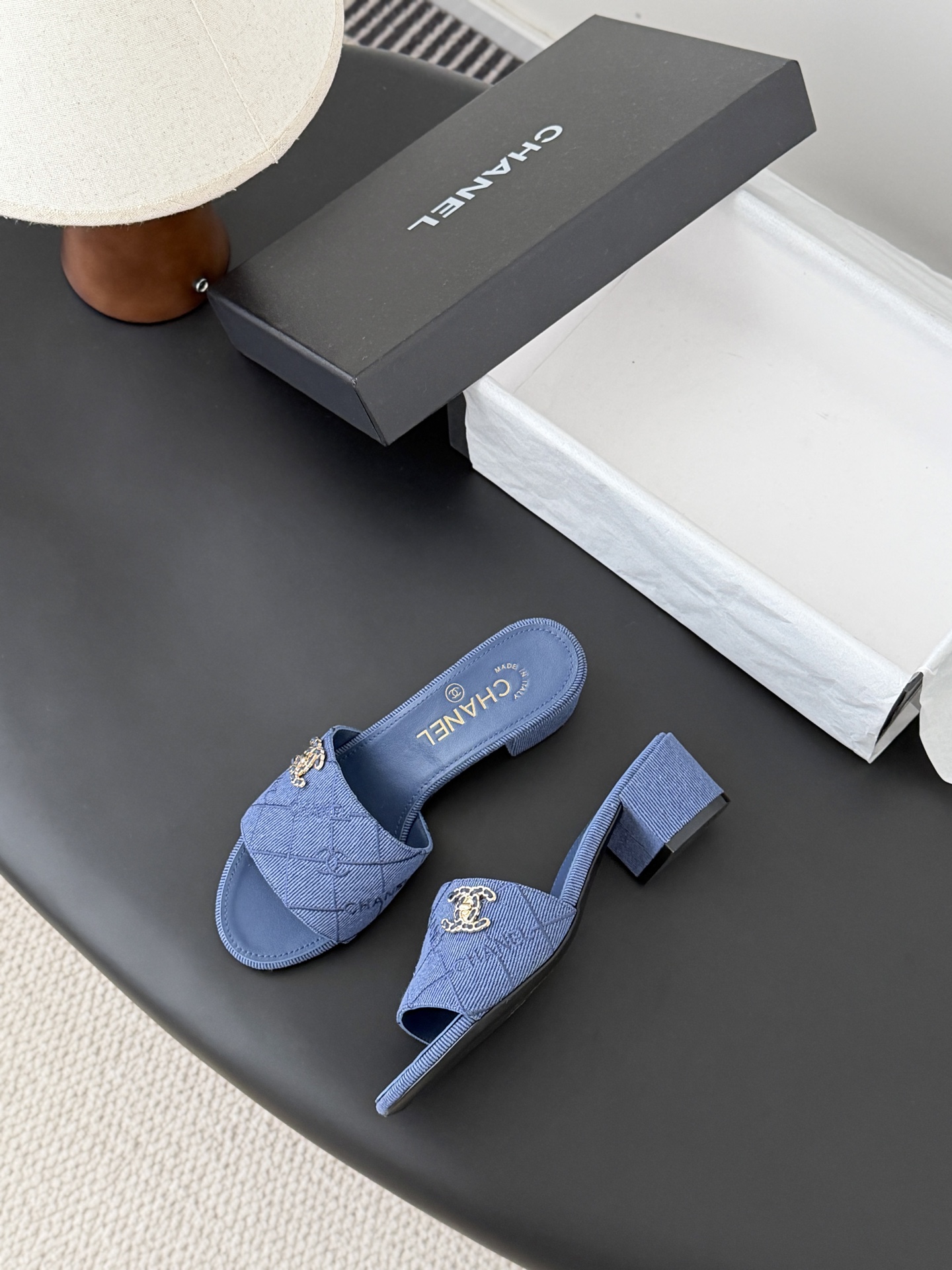 Chanel 26C新款书包扣拖鞋回归的经典书包扣设计 特别Vintage 复古味十足乐福鞋也长到了审美
