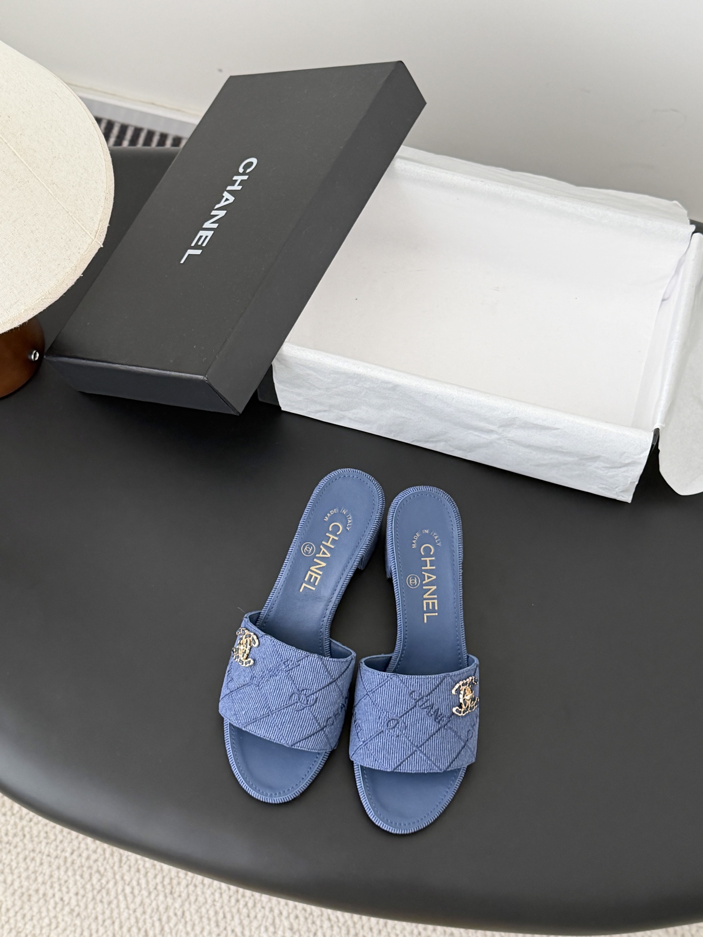 Chanel 26C新款书包扣拖鞋回归的经典书包扣设计 特别Vintage 复古味十足乐福鞋也长到了审美