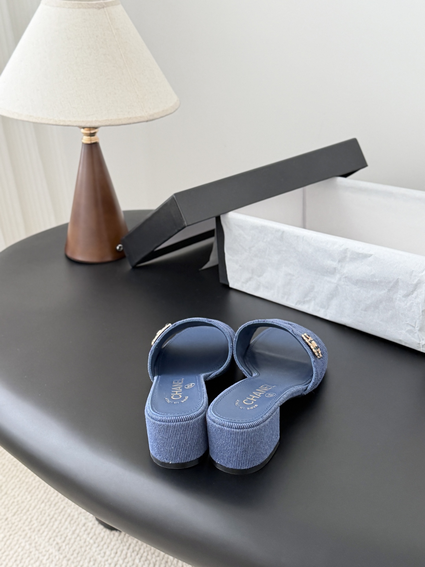 Chanel 26C新款书包扣拖鞋回归的经典书包扣设计 特别Vintage 复古味十足乐福鞋也长到了审美