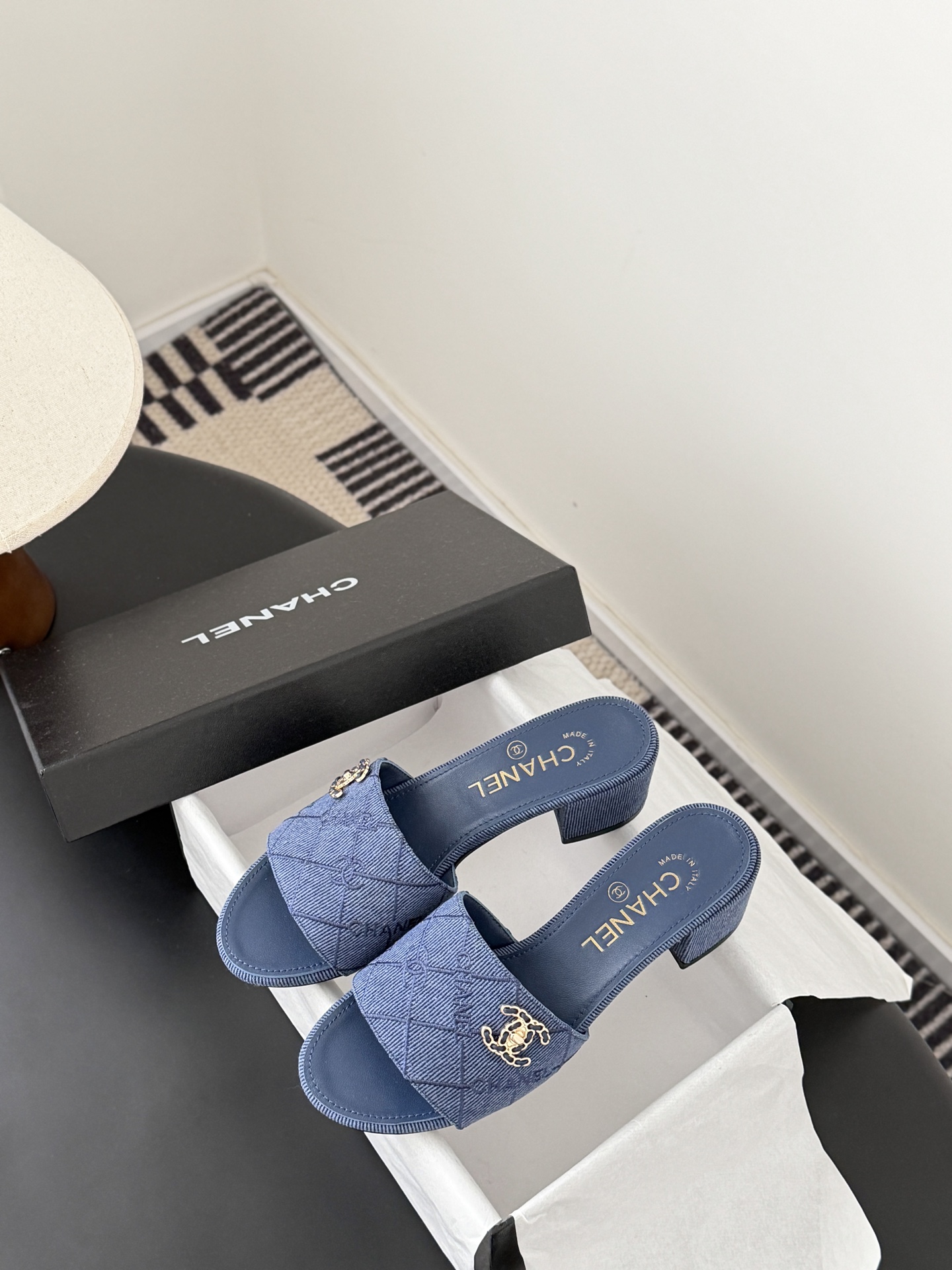 Chanel 26C新款书包扣拖鞋回归的经典书包扣设计 特别Vintage 复古味十足乐福鞋也长到了审美